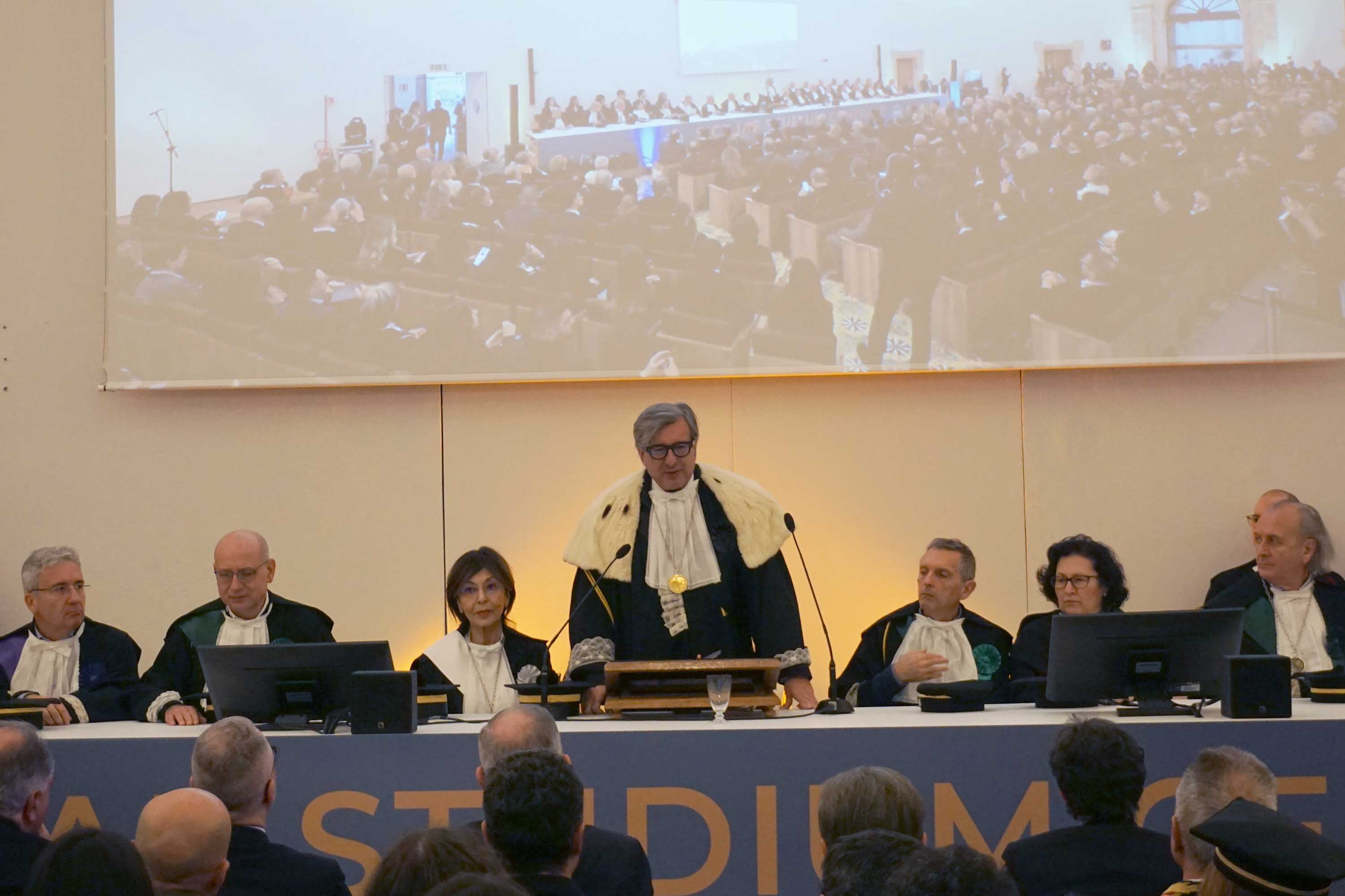 Un momento del discorso del rettore Enrico Foti