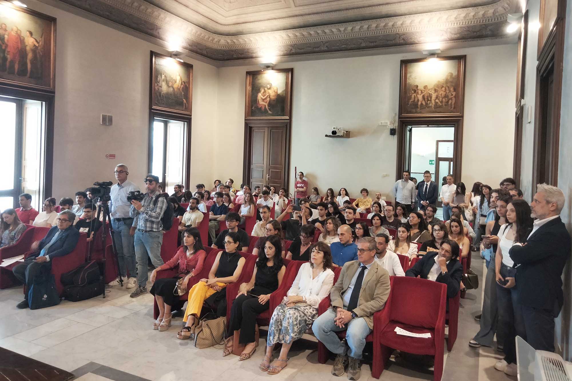 Il folto pubblico presente nell'aula magna di Palazzo Pedagaggi