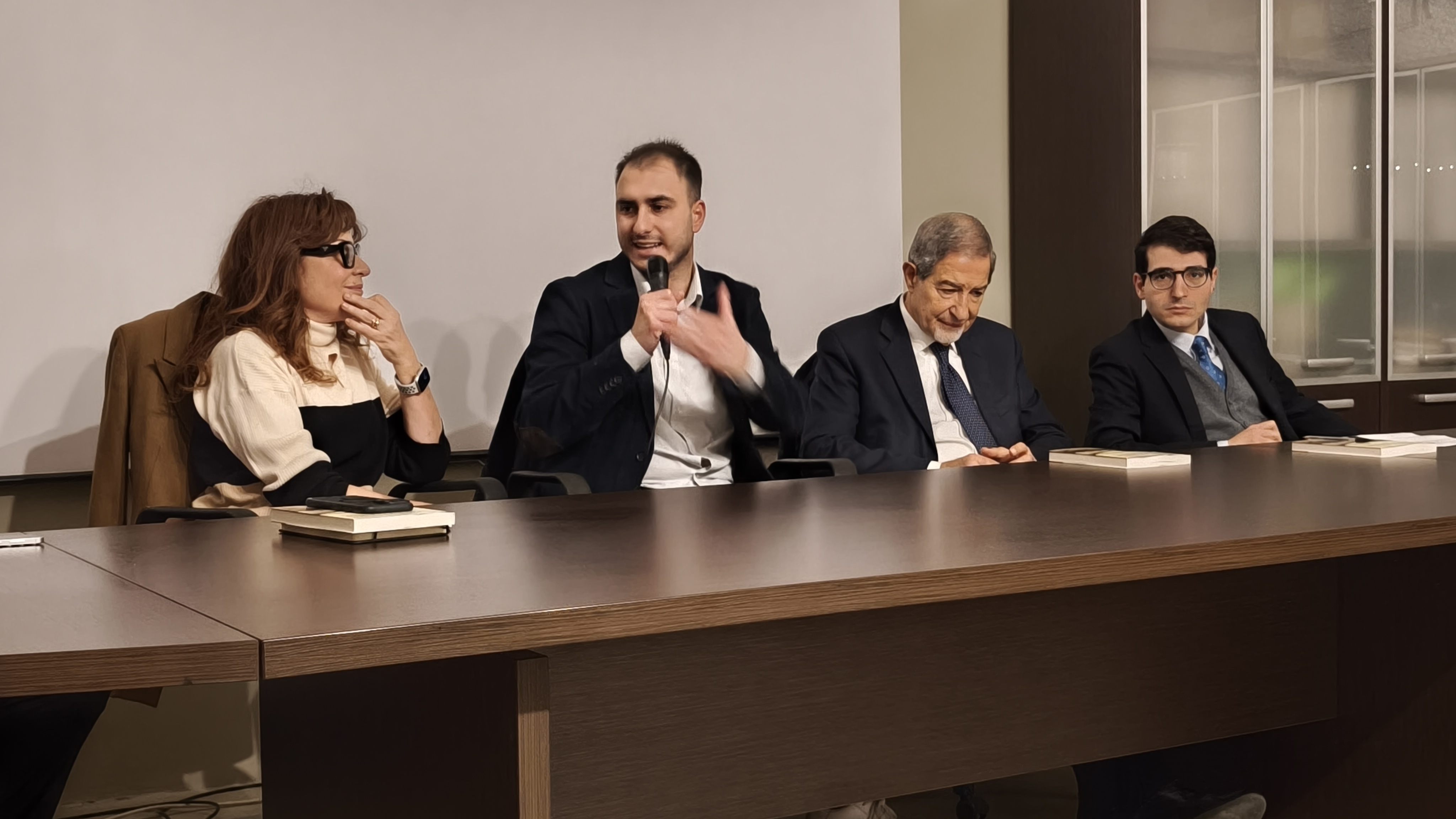 In foto un momento dell'intervento dell'autore del volume Andrea Dugo