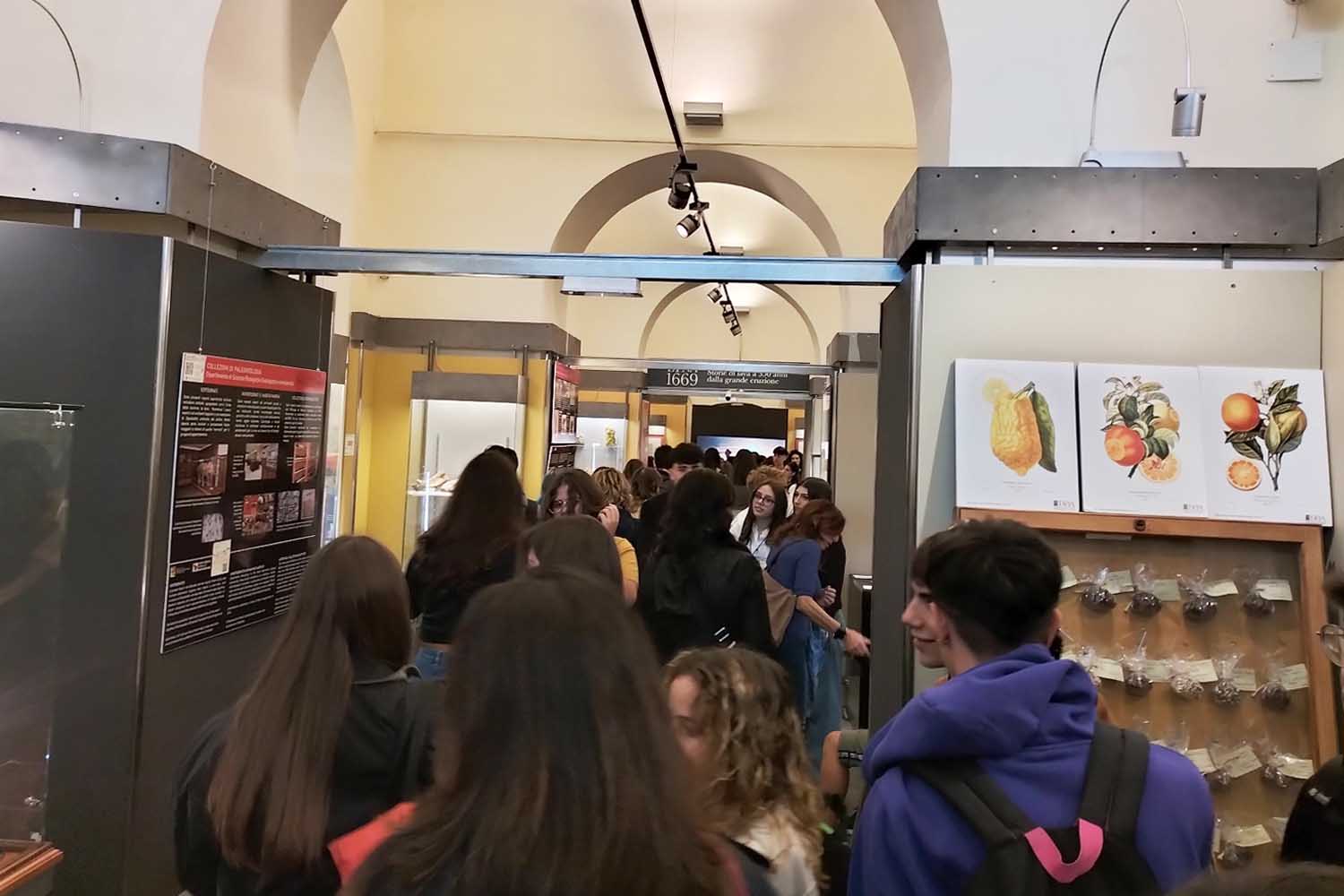 Alcuni studenti in visita alla mostra