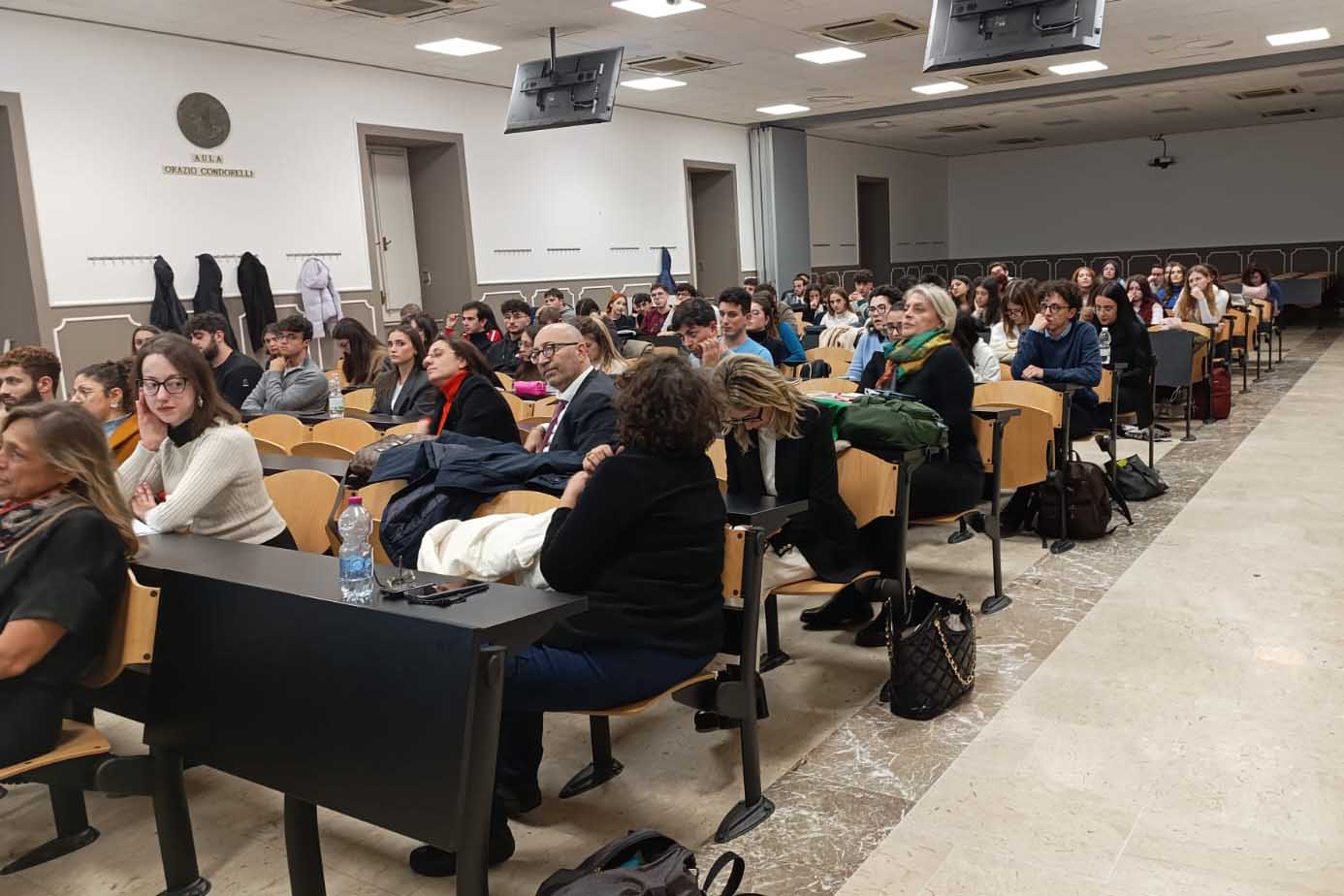 Studenti e studentesse presenti all'incontro nell'aula 1 di Villa Cerami