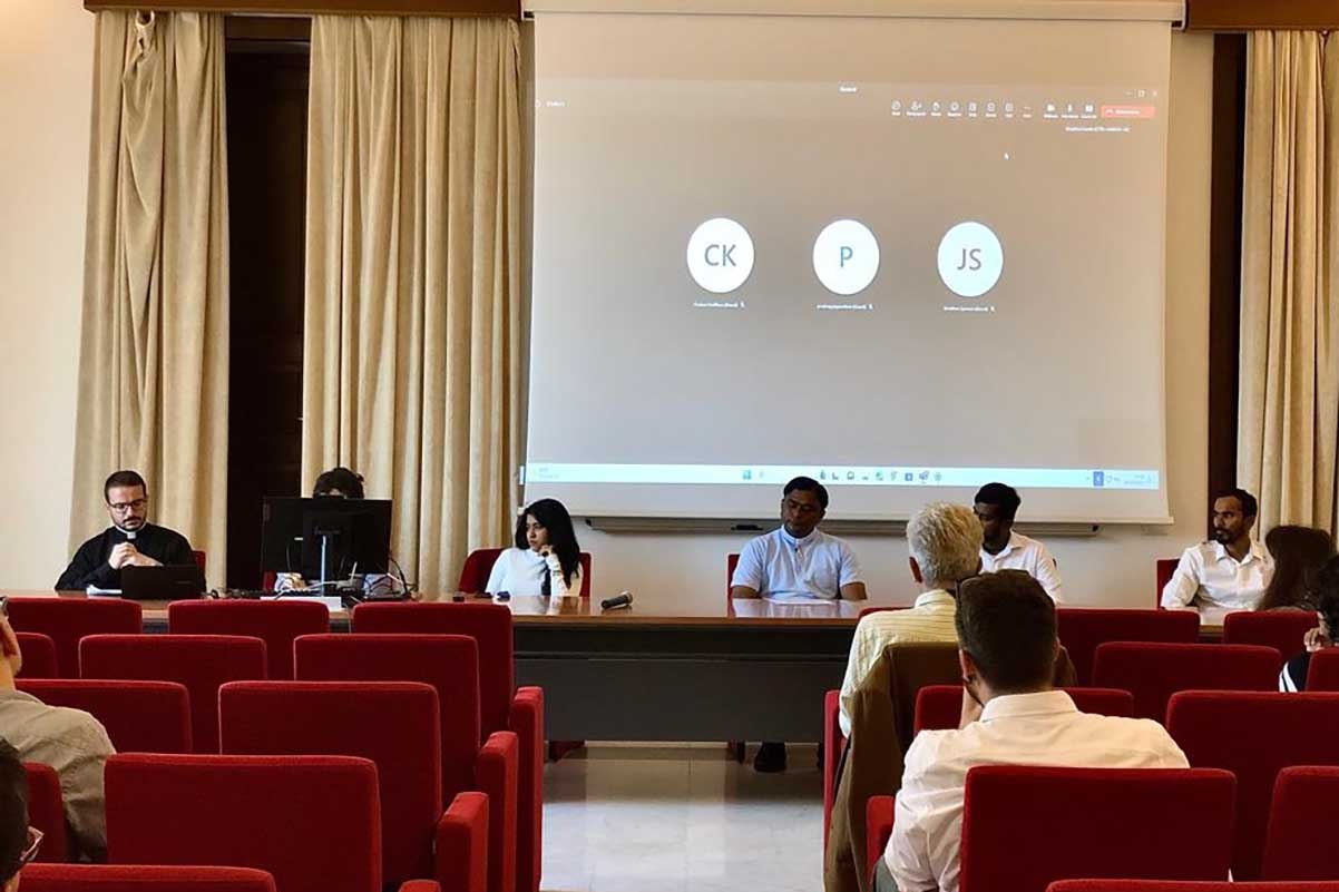 Un momento dell'intervento di don Carlo Palazzolo