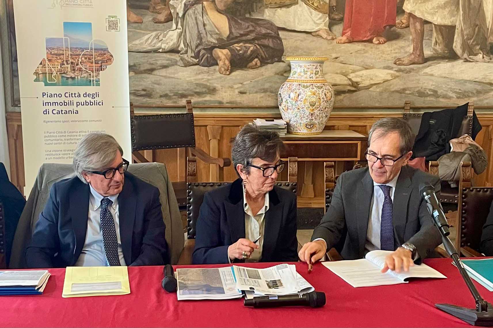 Un momento della sottoscrizione dell'accordo da parte del sindaco Enrico Trantino