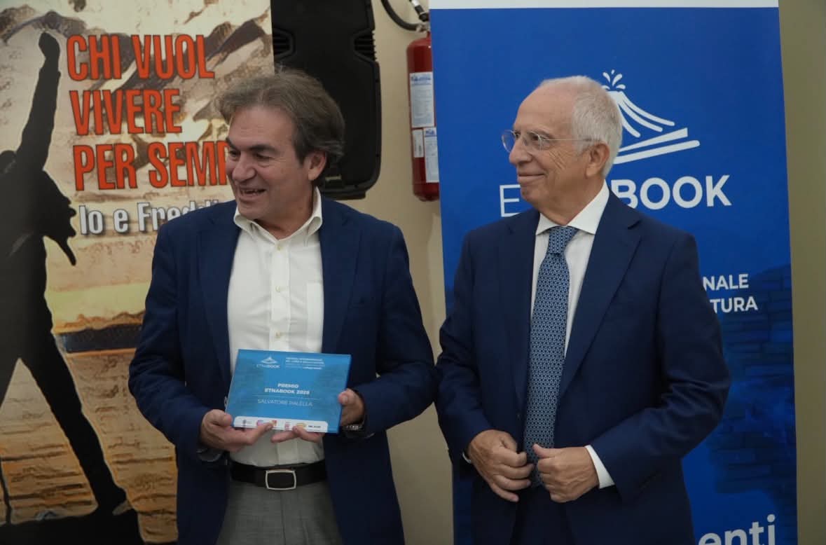 Un momento della consegna del premio a Antonello Piraneo