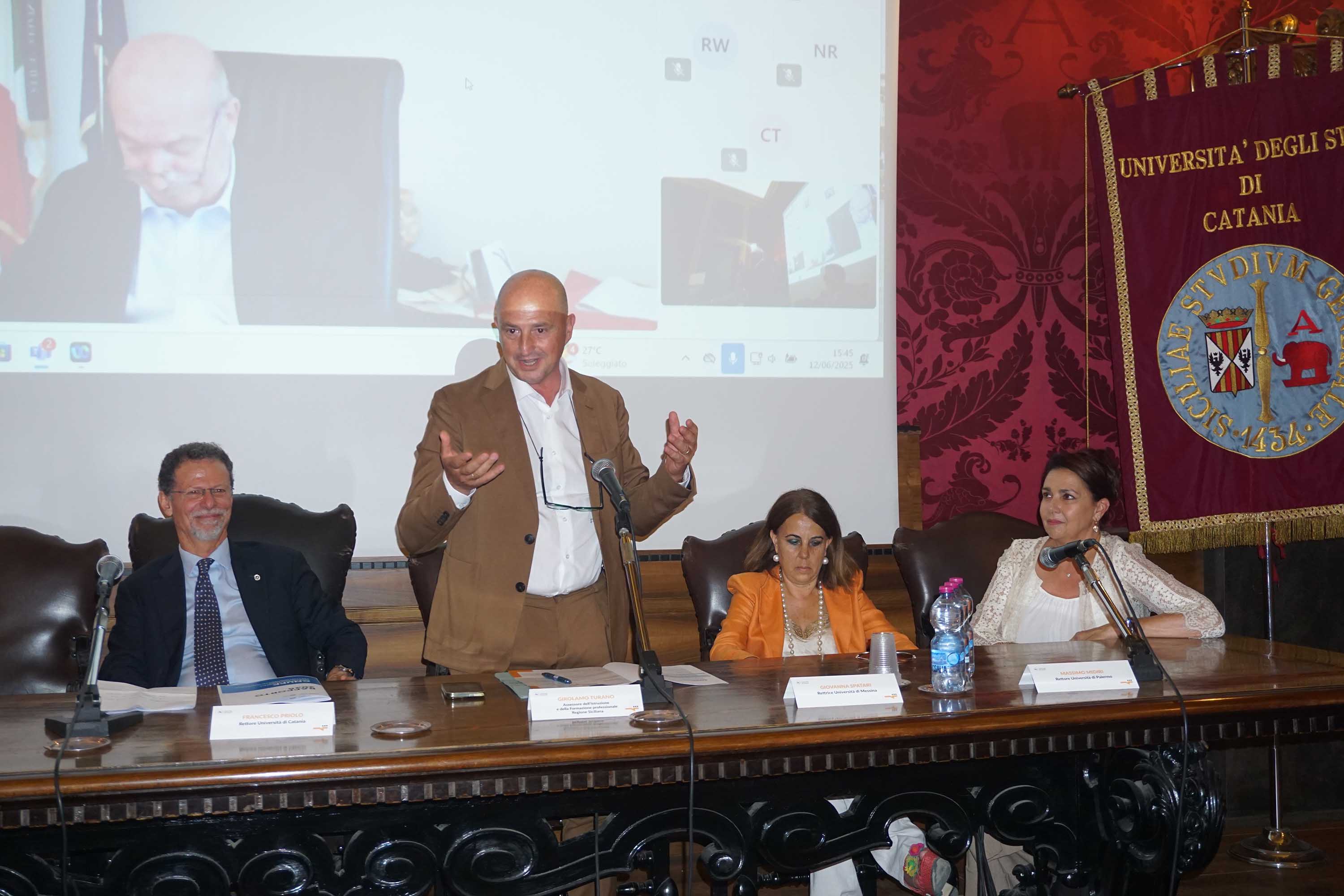 Un momento dell'intervento dell'assessore regionale Mimmo Turano