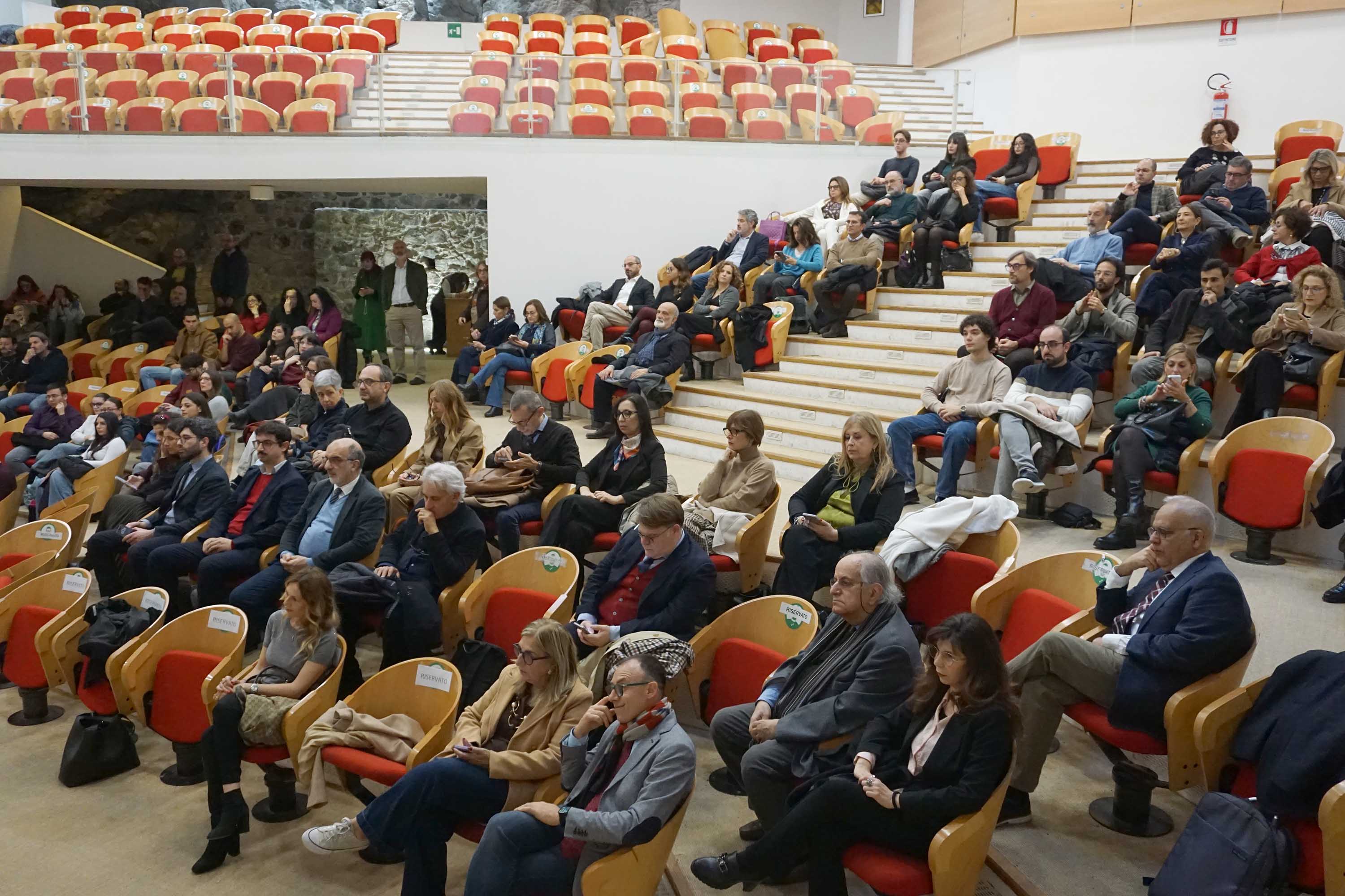 Il pubblico presente nell'auditorium del Monastero dei Benedettini