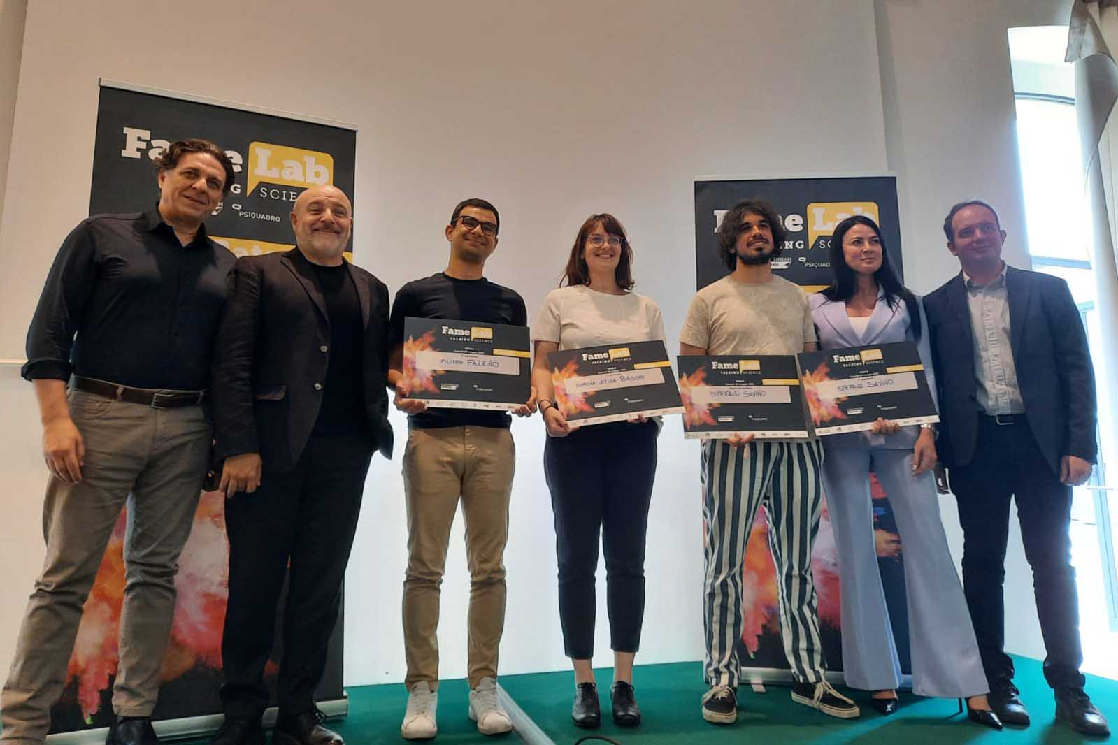La giuria insieme con i tre vincitori