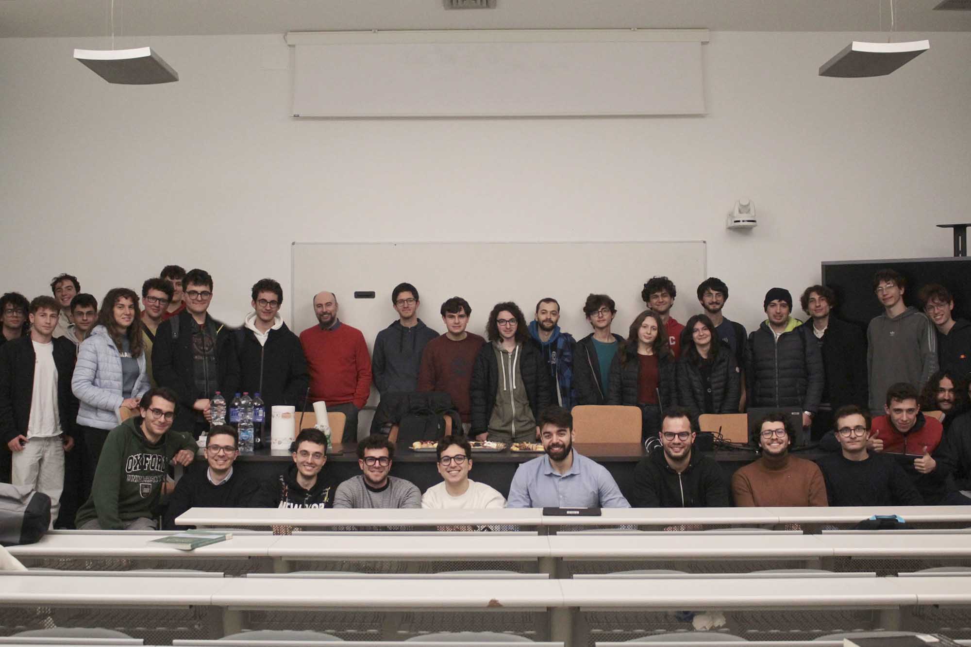 Foto di gruppo insieme con il prof. Marco Ruggieri