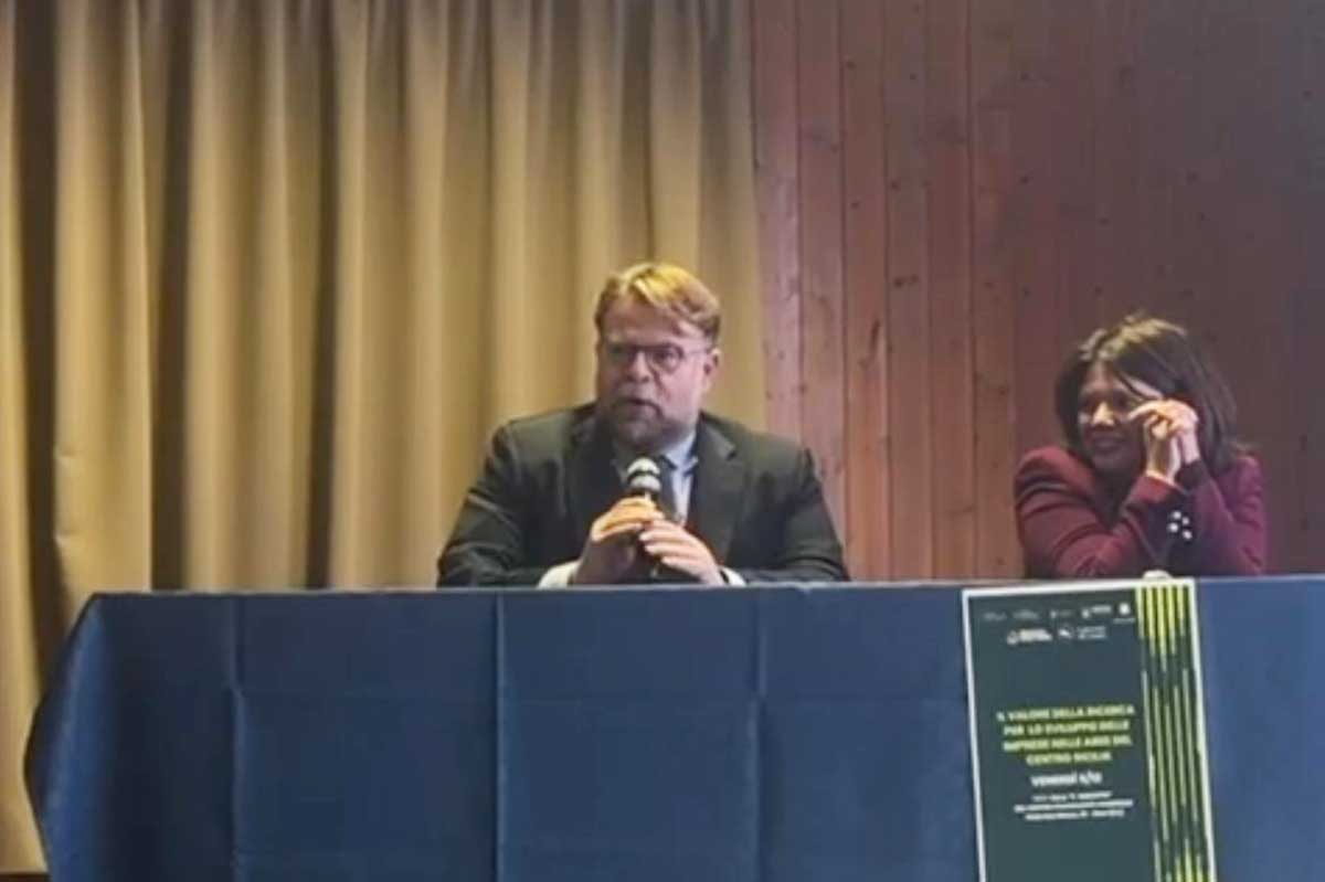 Un momento dell'intervento del prof. Marco Romano