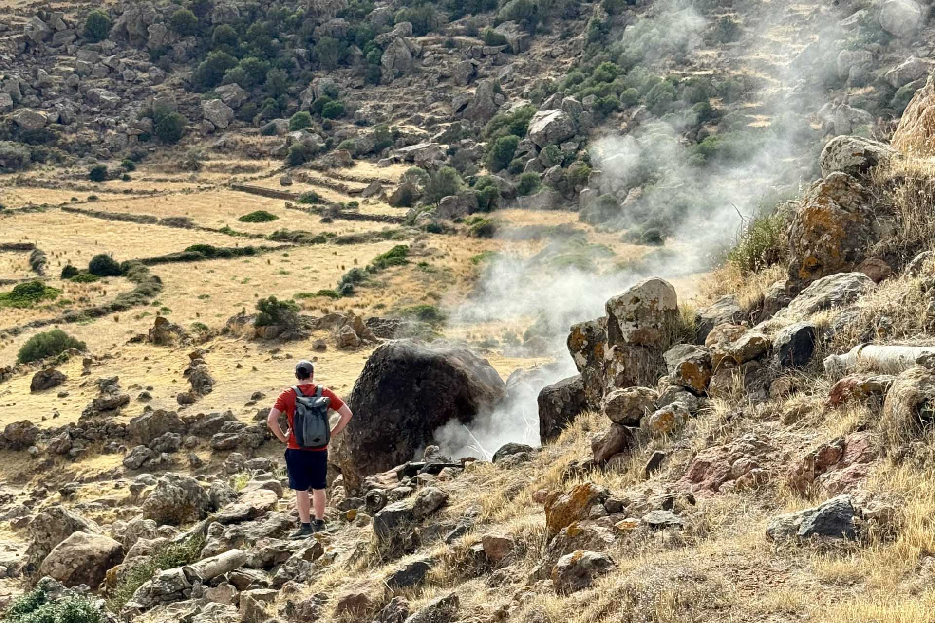 Attività fumarolica alla Favara Grande di Pantelleria, collocata nel settore meridionale della Caldera Cinque Denti