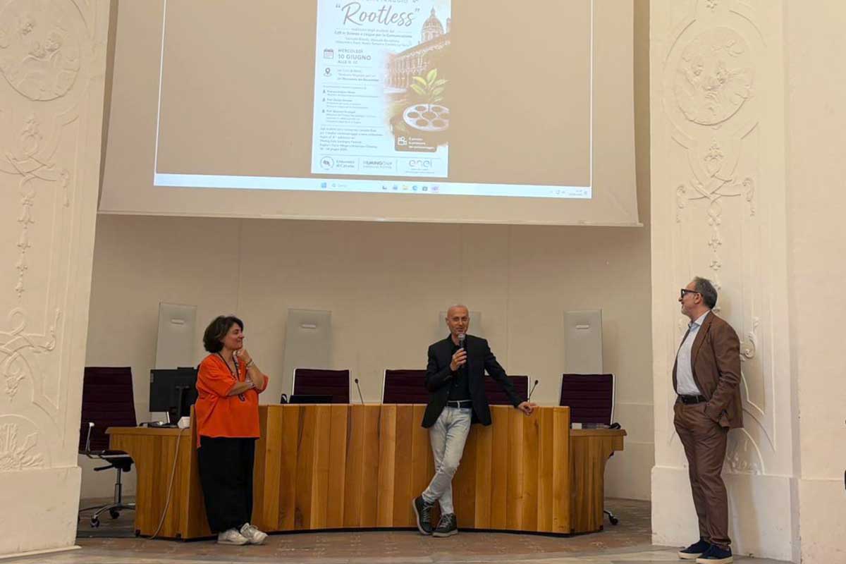 Un momento dell'intervento del prof. Massimo Arcangeli