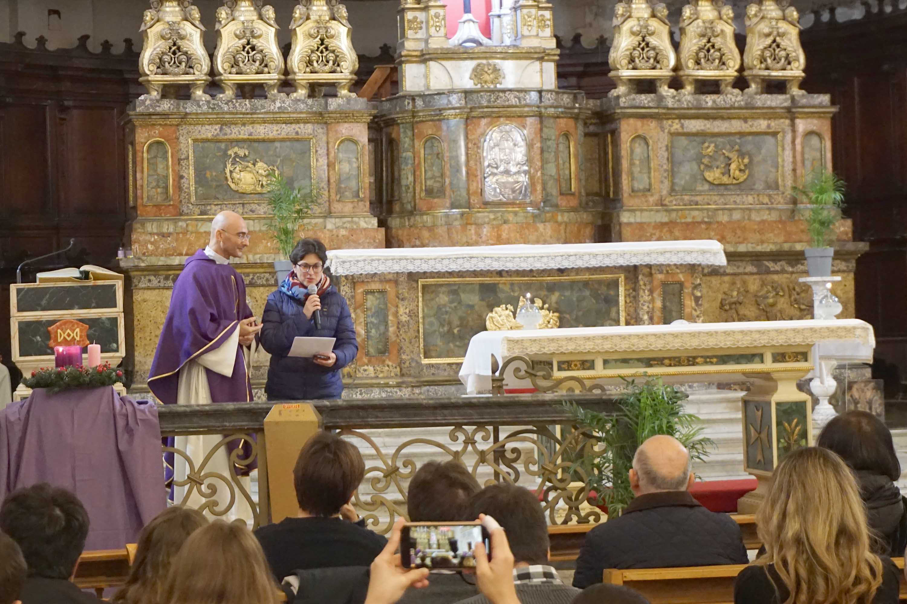 In foto padre Narciso Sunda Sj e la docente Arianna Rotondo