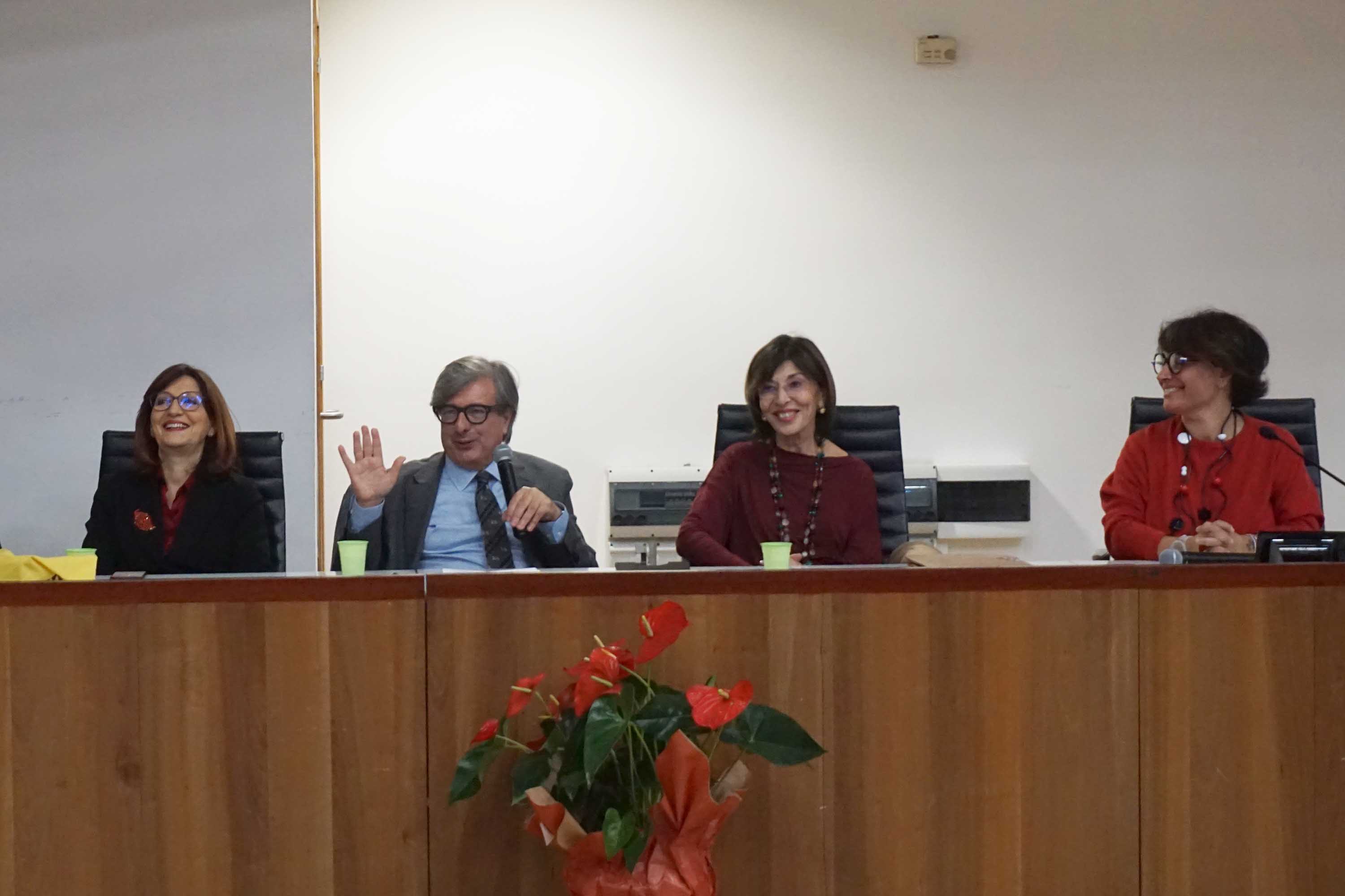 Un momento dell'intervento del rettore Enrico Foti