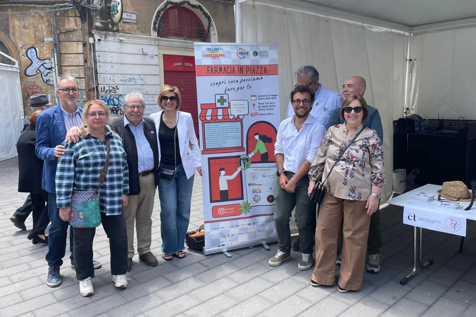 Un momento dell'iniziativa Farmacia in piazza