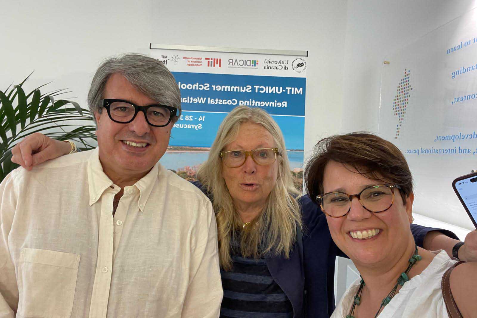 In foto il rettore Enrico Foti e la prof.ssa Rosaria Ester Musumeci, in mezzo la docente Serenella Sferza (Summer school 2024)