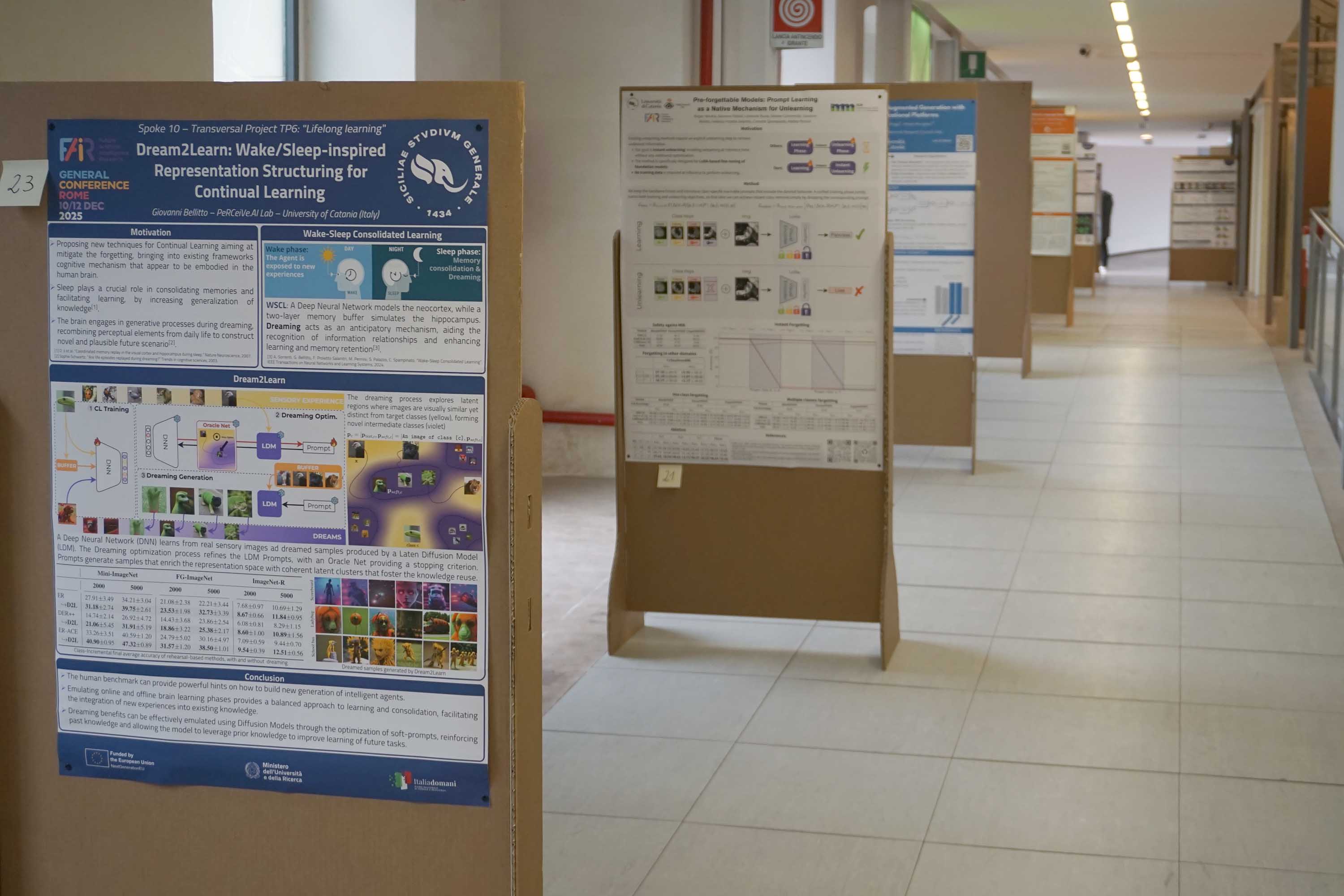 I poster in esposizione lungo la galleria della Città della Scienza