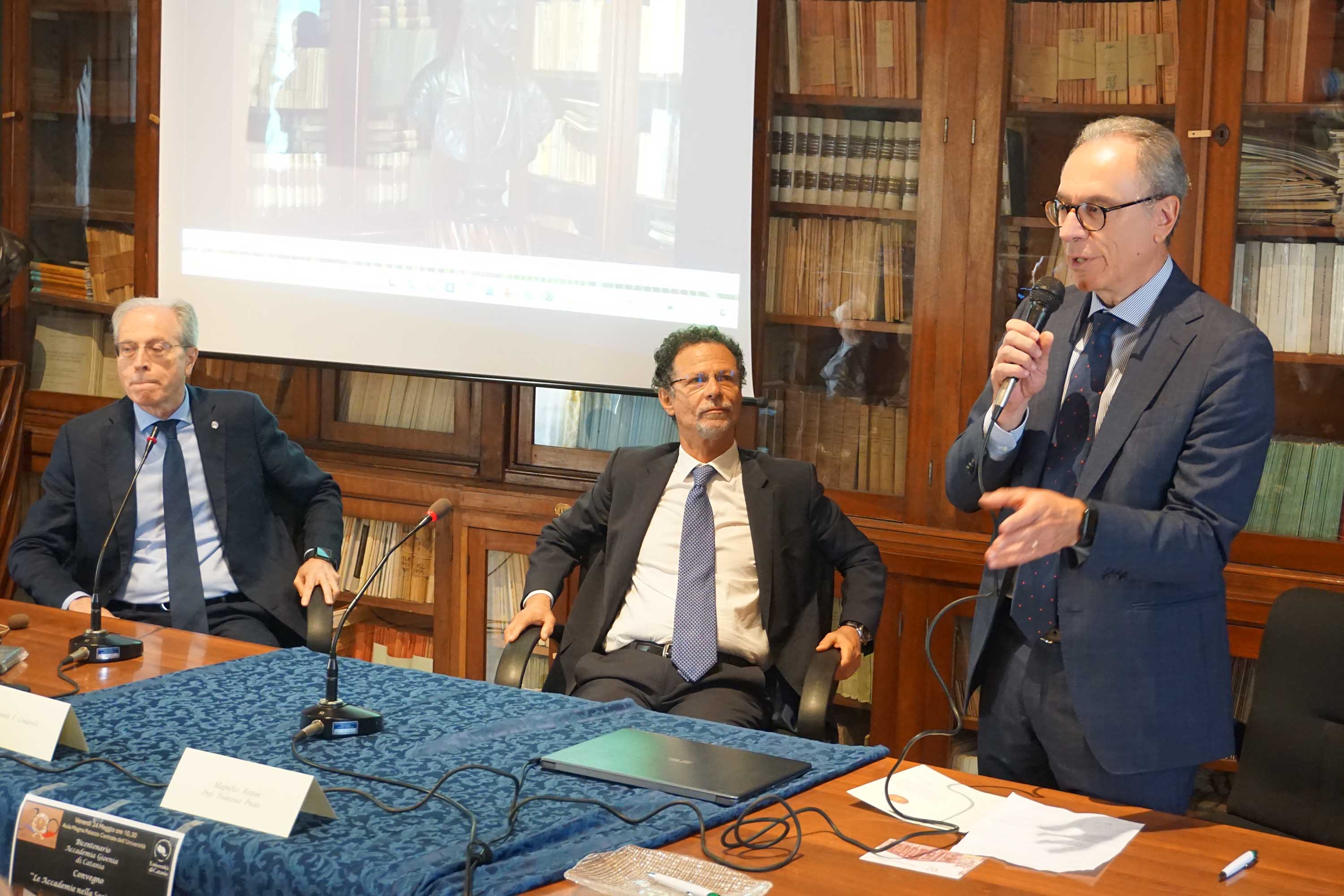 Un momento dell'intervento del prof. Paolo La Greca