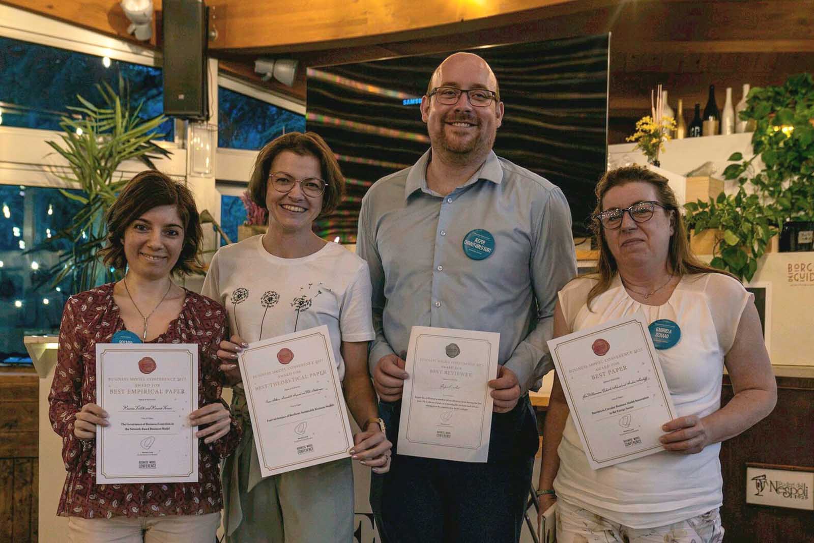 In foto, la prima a sinistra, la docente Rosaria Ferlito insieme con gli altri premiati