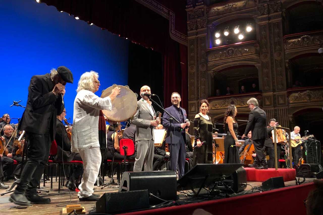 Gli artisti sul palco per il finale (foto Giuseppe Sanfratello)