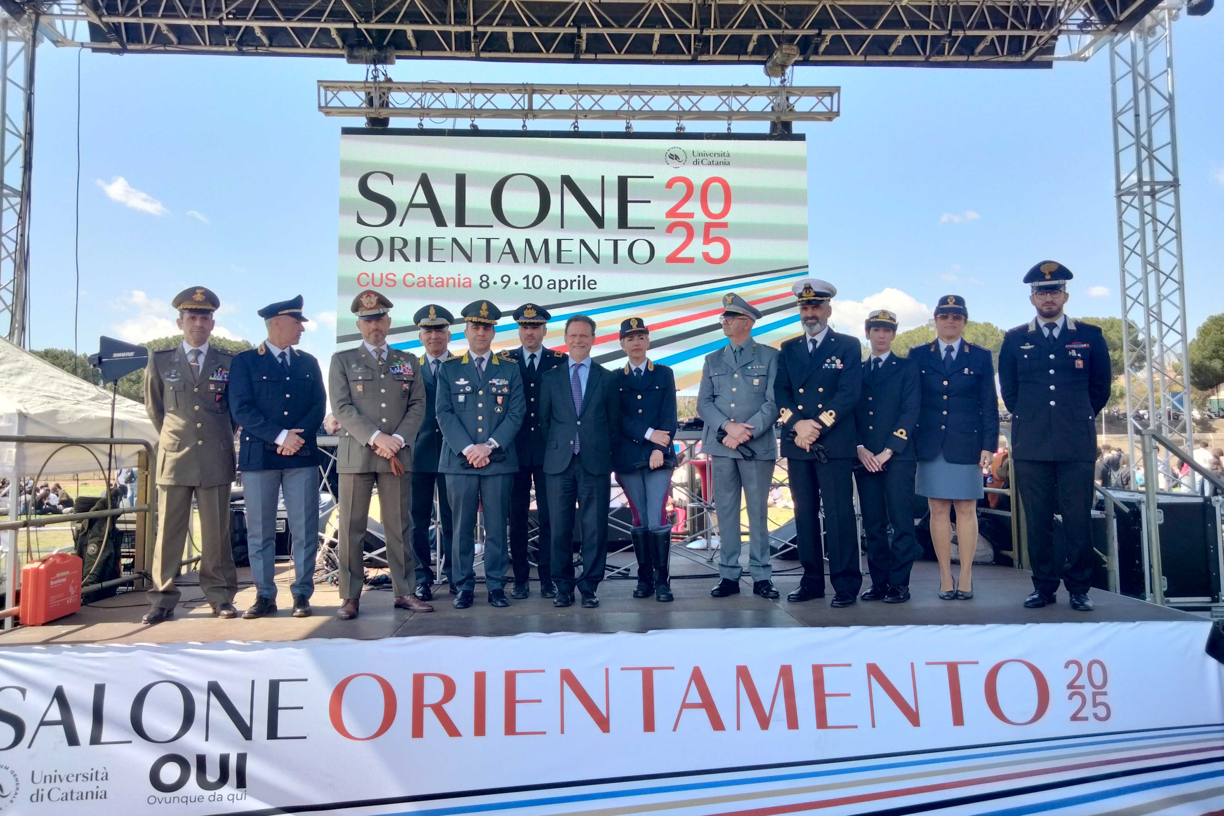 I rappresentanti delle forze armate al Salone dell'Orientamento