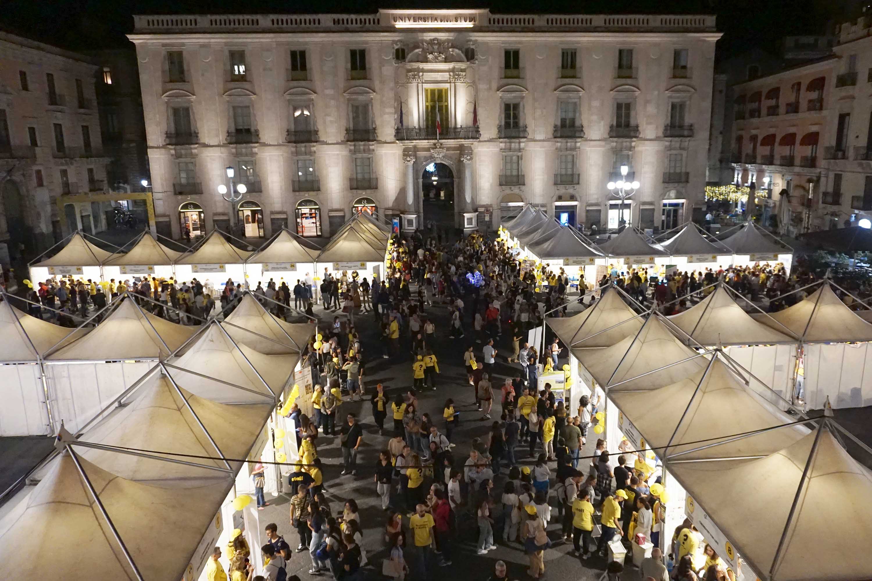 Gli stand di piazza Università
