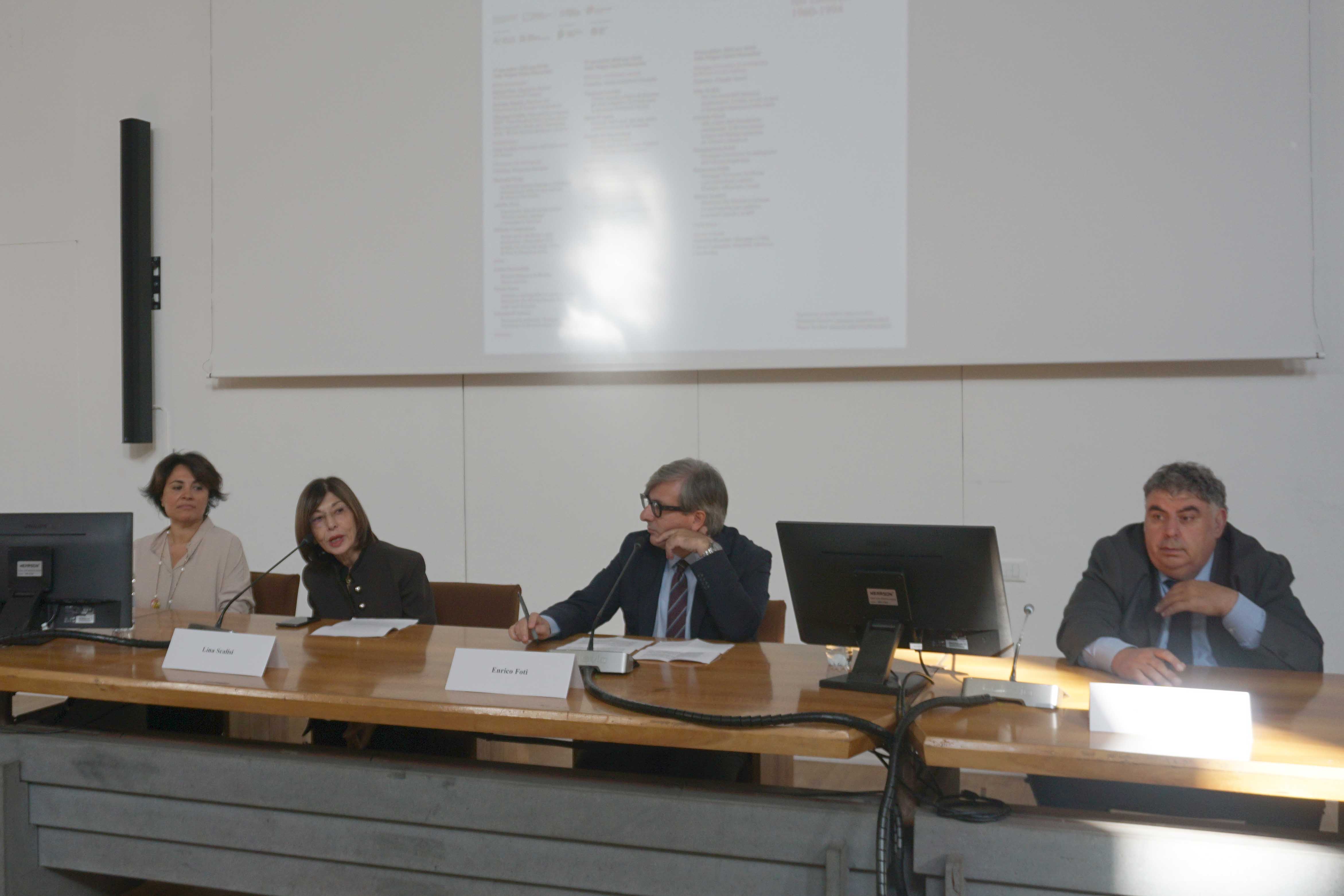 Un momento dell'intervento della professoressa Lina Scalisi