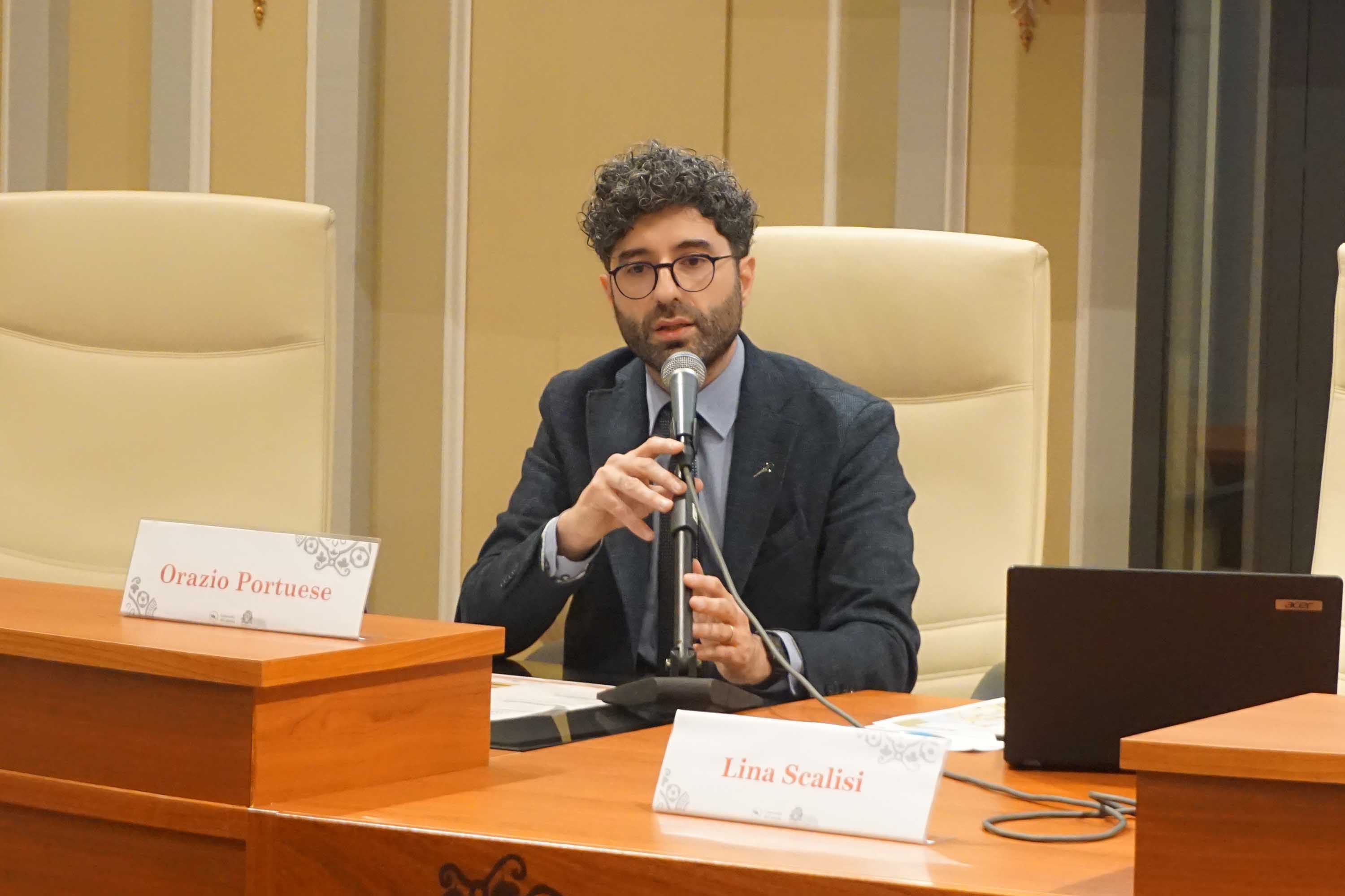 Un momento dell'intervento del prof. Orazio Portuese