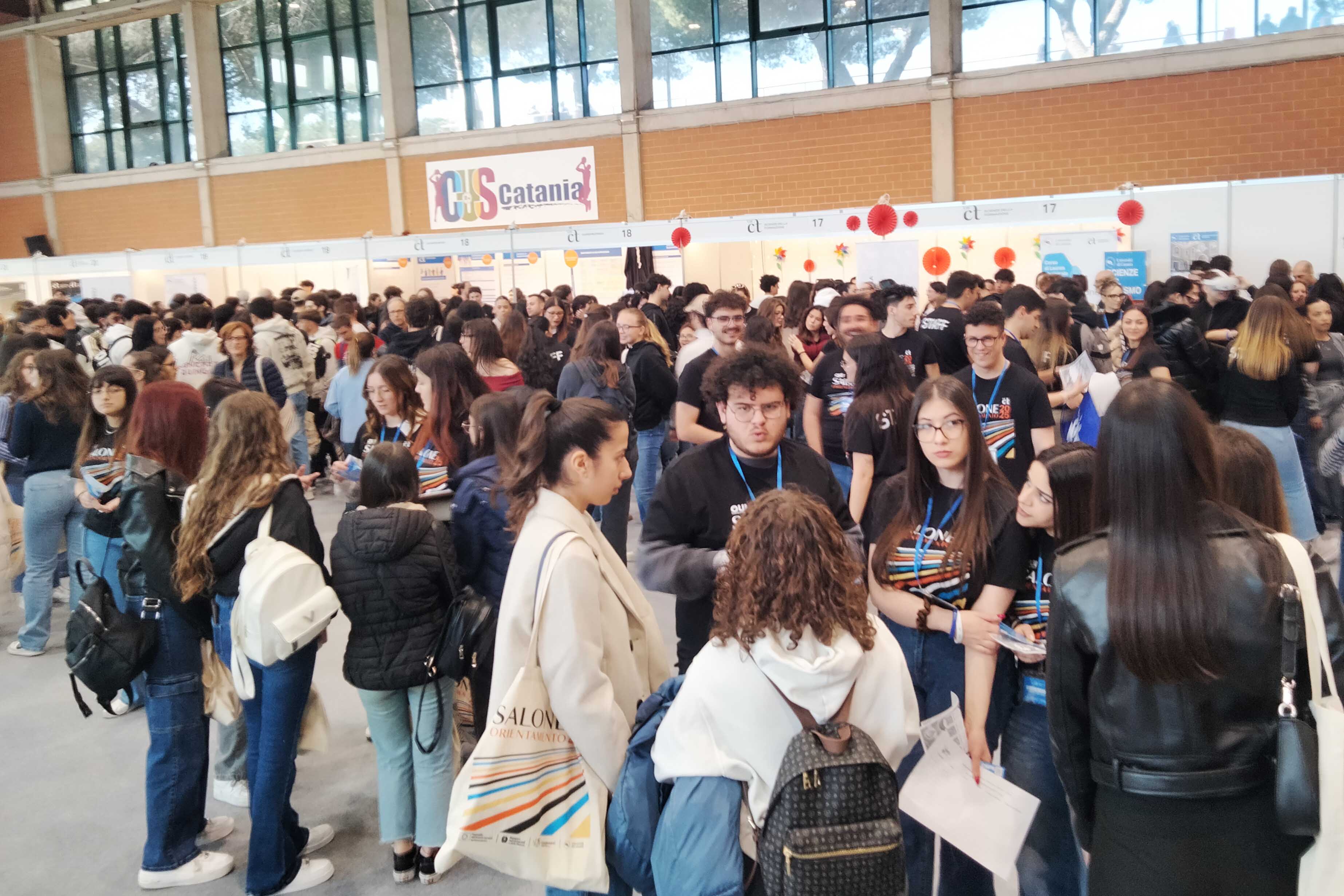 Studentesse e studenti al Salone dell'Orientamento