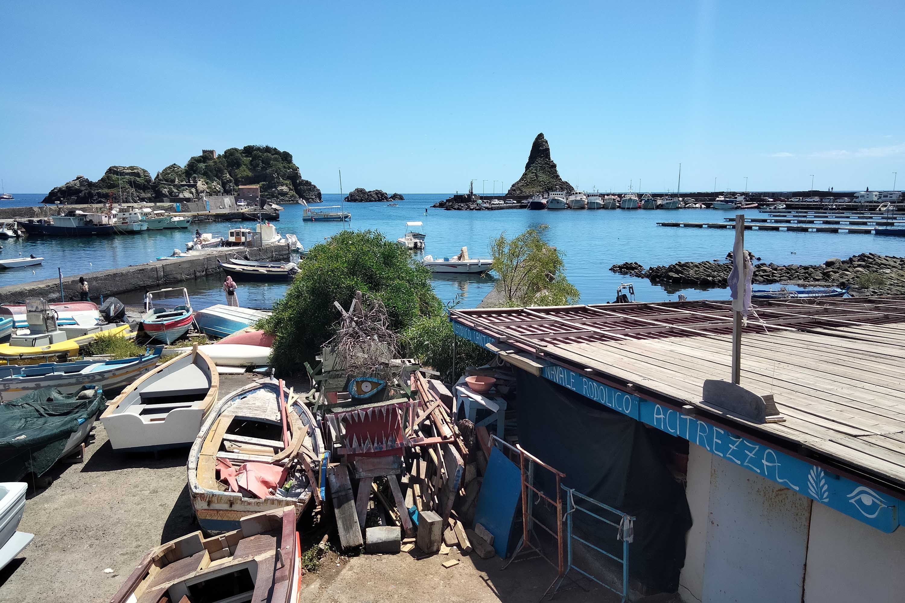 Il cantiere navale, l'area portuale e l'Isola Lachea con il Faraglione grande (foto di Alfio Russo)