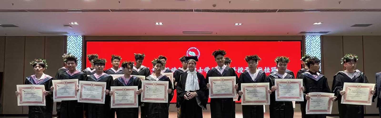 I venti studenti cinesi che hanno conseguito il titolo di laurea