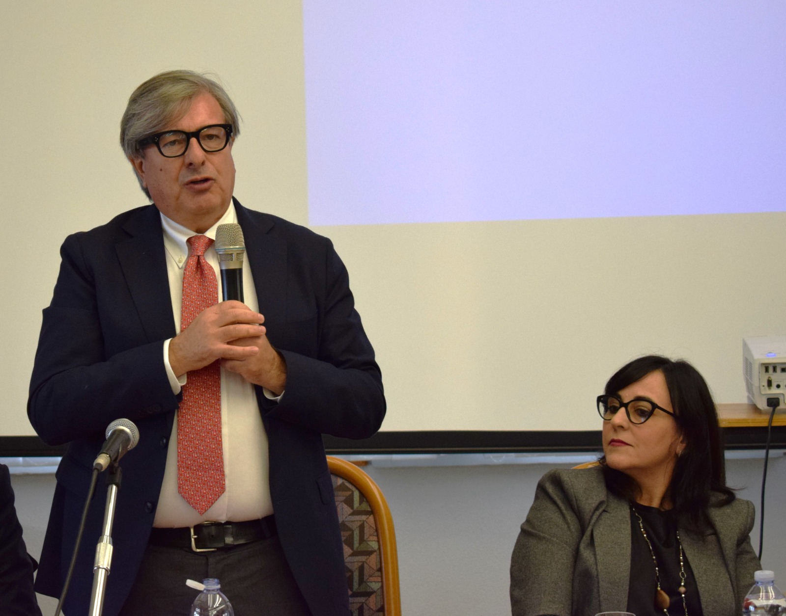 Un momento dell'intervento del rettore Enrico Foti