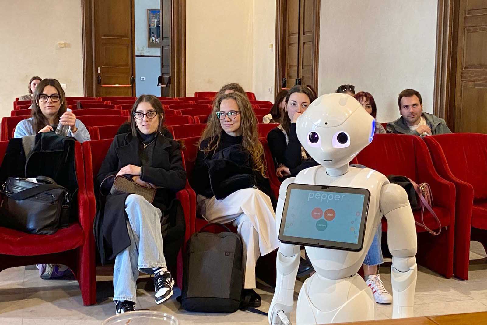 Un momento dell'incontro, in primo piano Pepper
