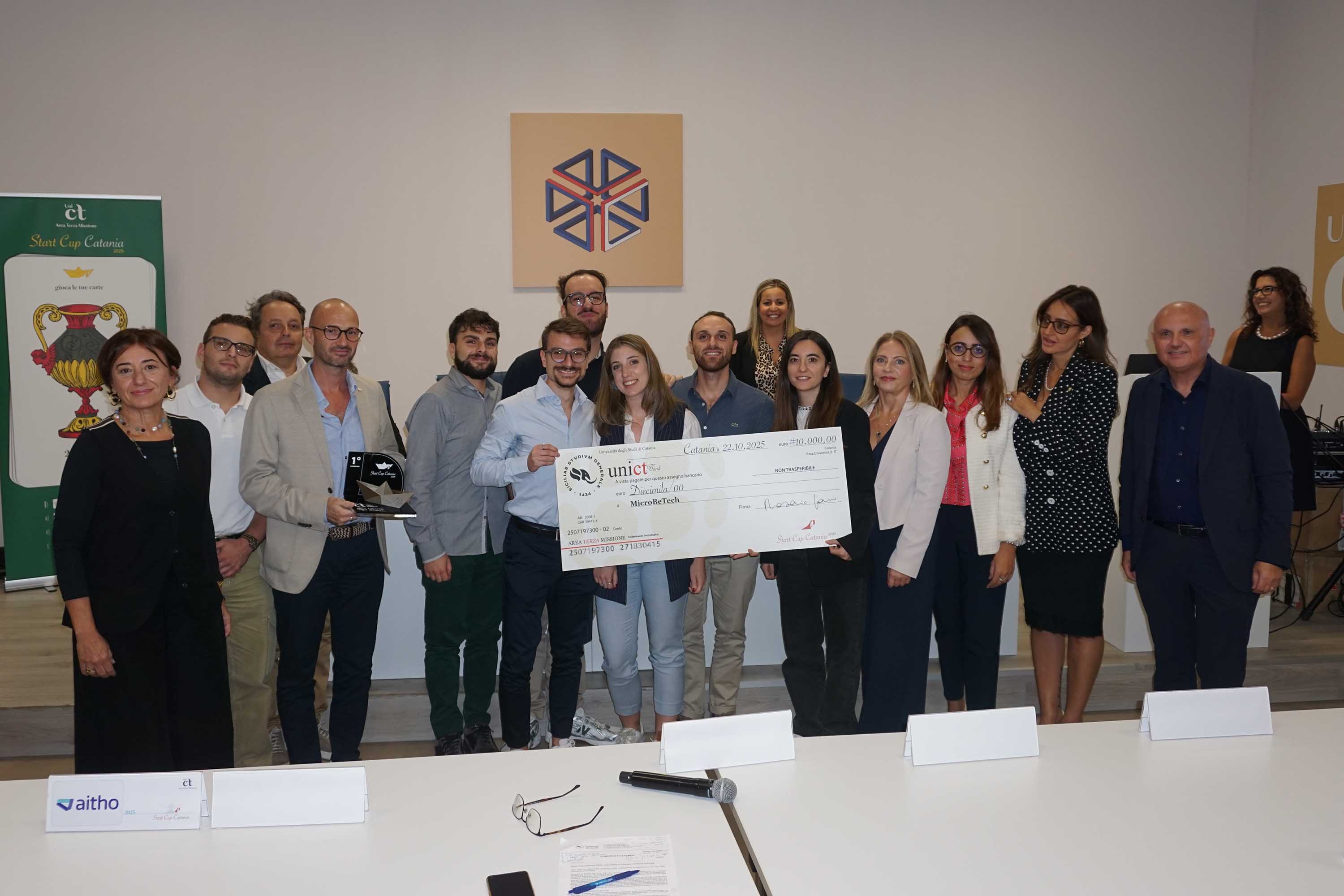 Il team MicroBeTech insieme con i rappresentanti degli sponsor