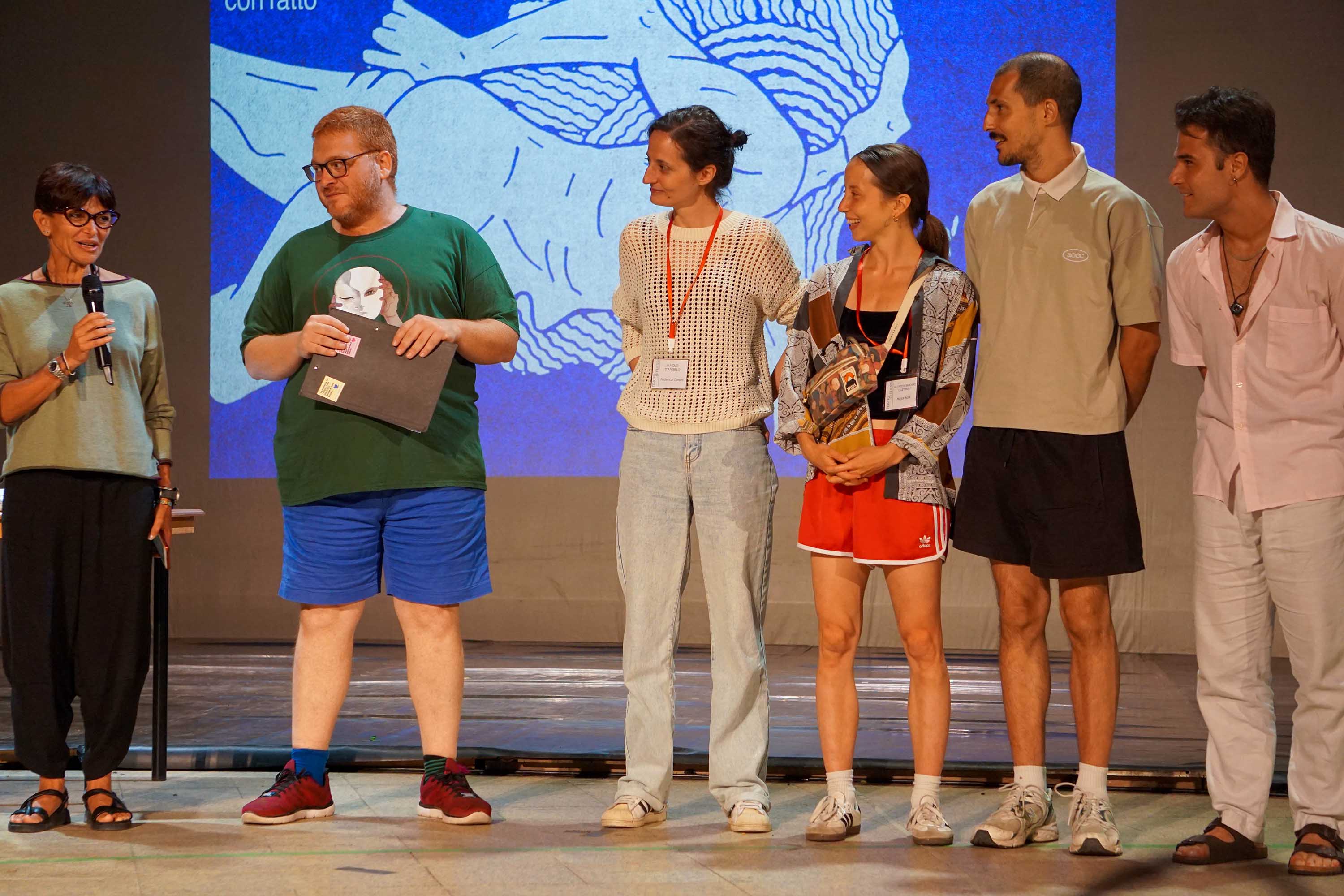 Angela Fumarola premia Do Birds Dream of Flying e A volo d'angelo (ph. Valeria Buta)