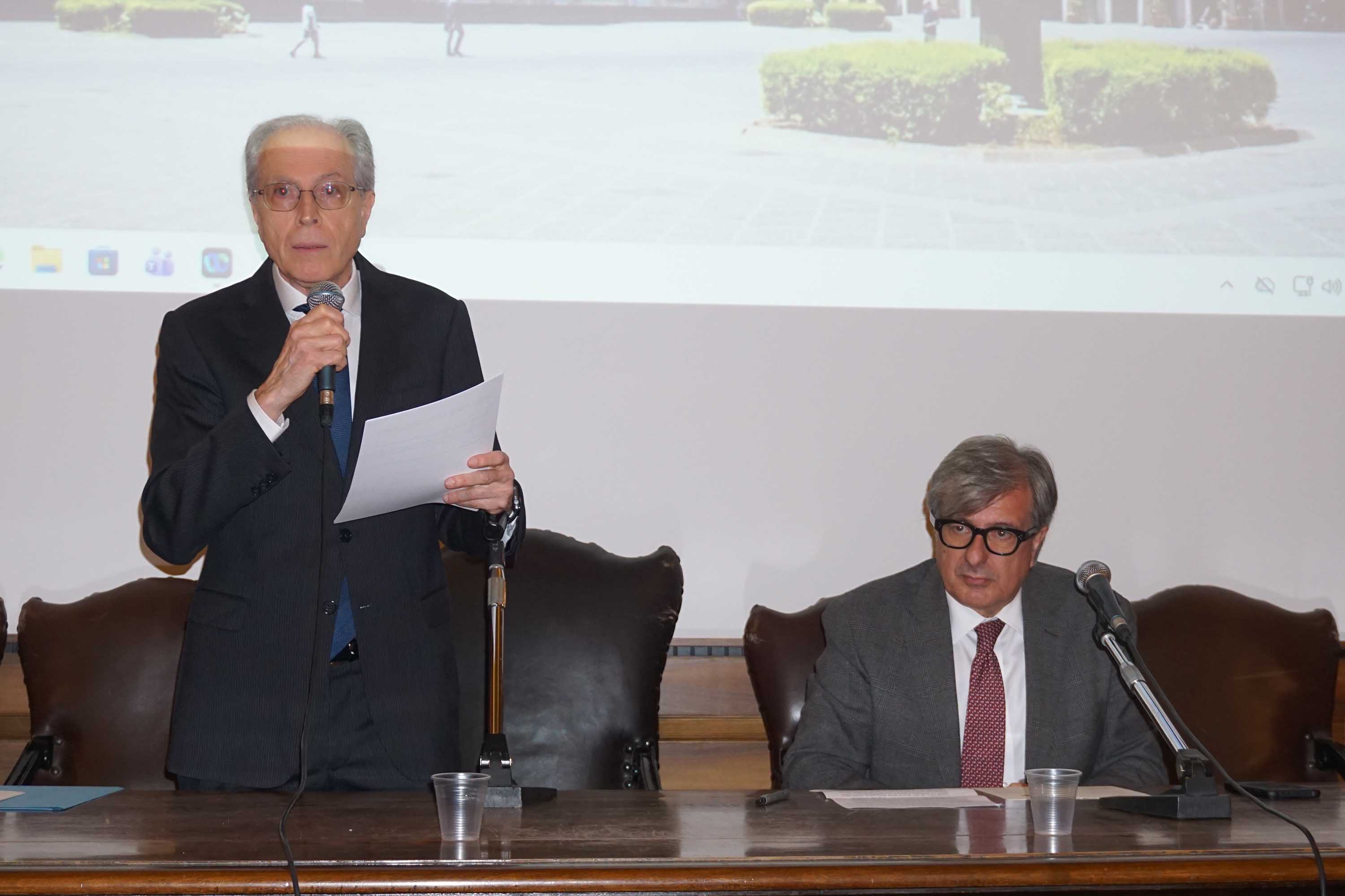 Un momento dell'intervento del prof. Daniele Condorelli, presidente dell'Accademia Gioenia