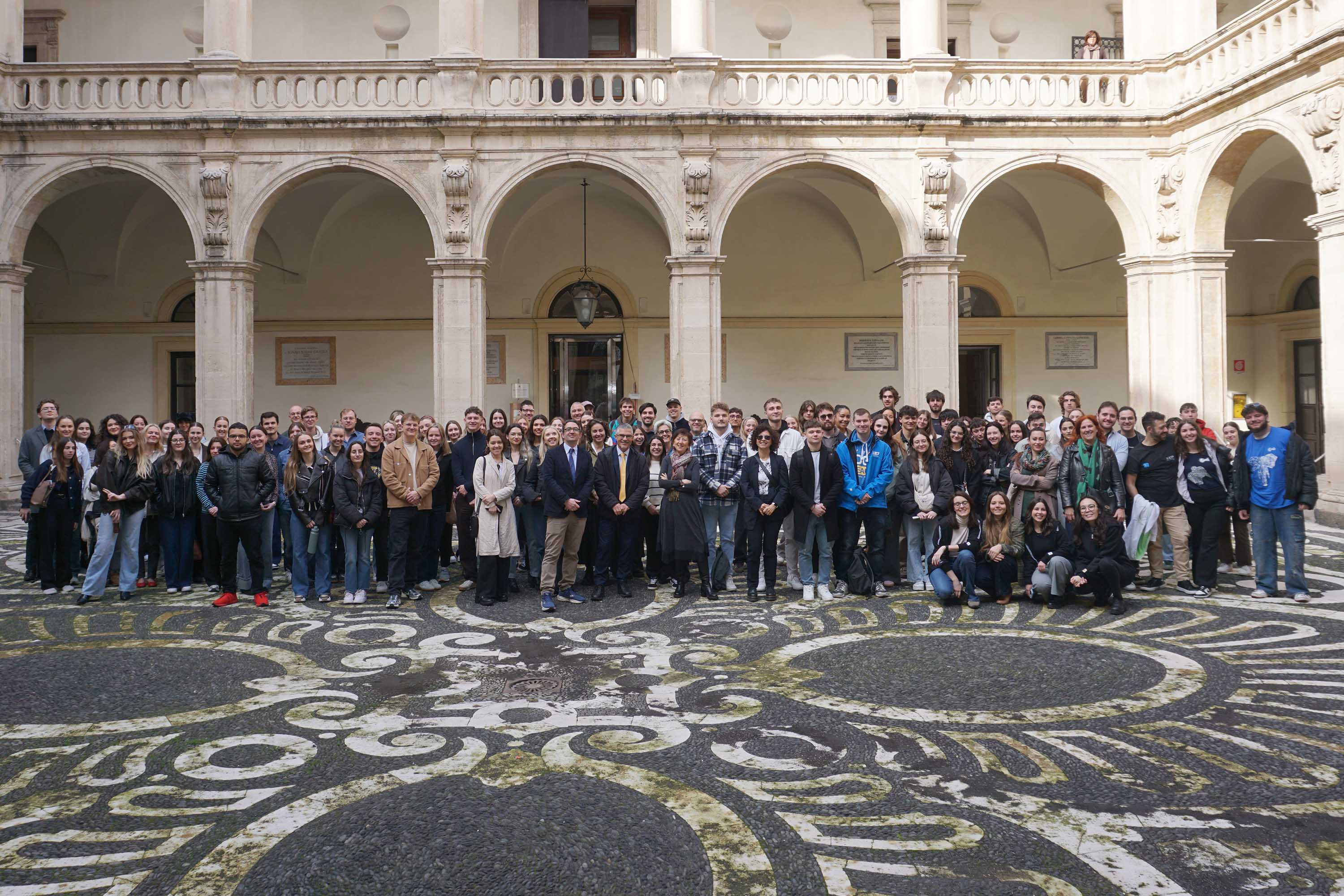 Le studentesse e gli studenti Erasmus insieme con la governance d'ateneo