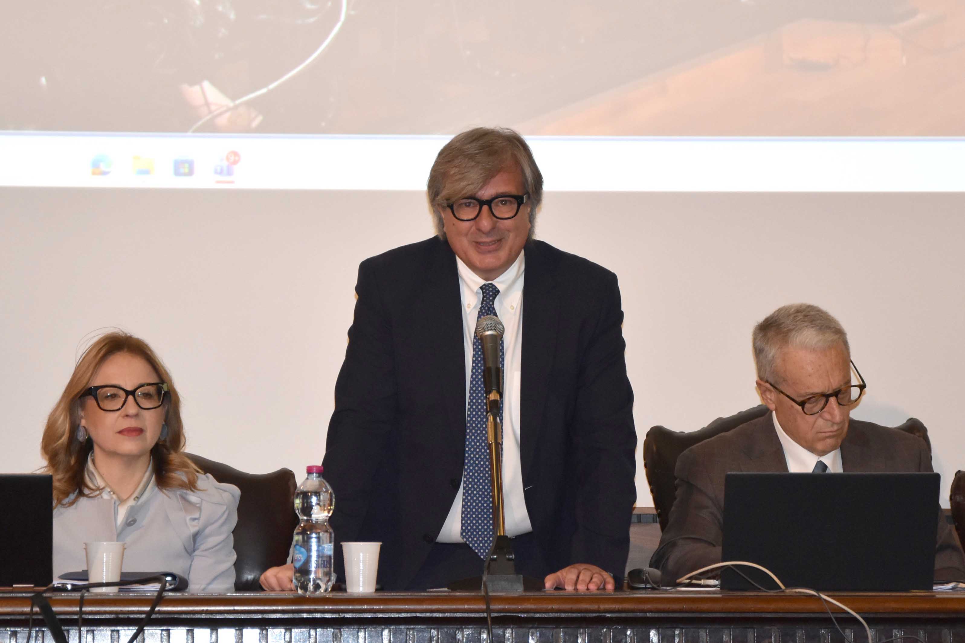 Un momento dell'intervento del rettore Enrico Foti