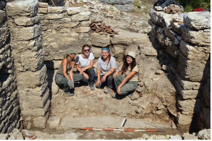 Fabiola Ricco, Sofia Bulgarini, Clara Iraci Fuintino e Sara Monaco davanti alla soglia della porta a baionetta