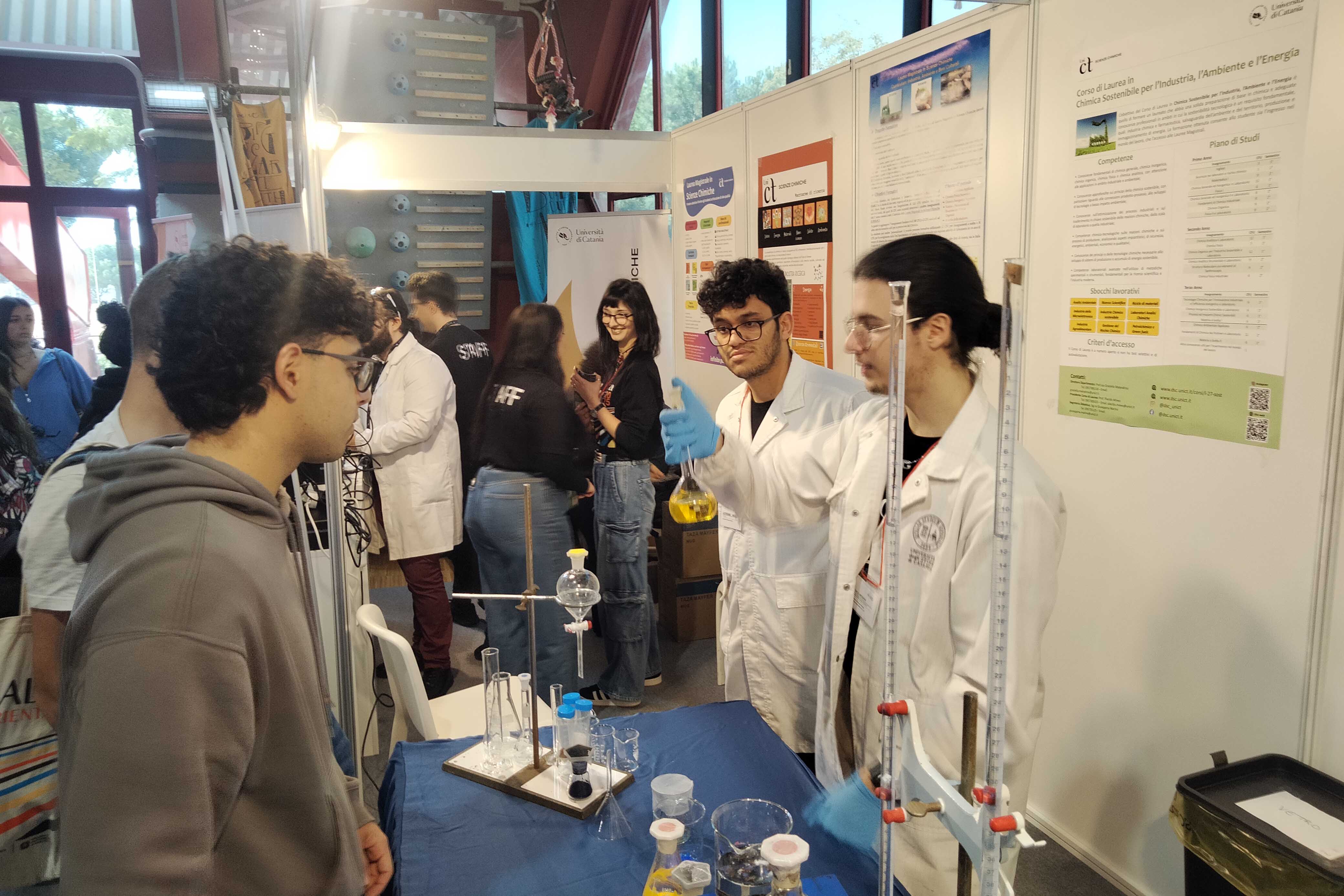 Alcuni ricercatori mostrano gli esperimenti