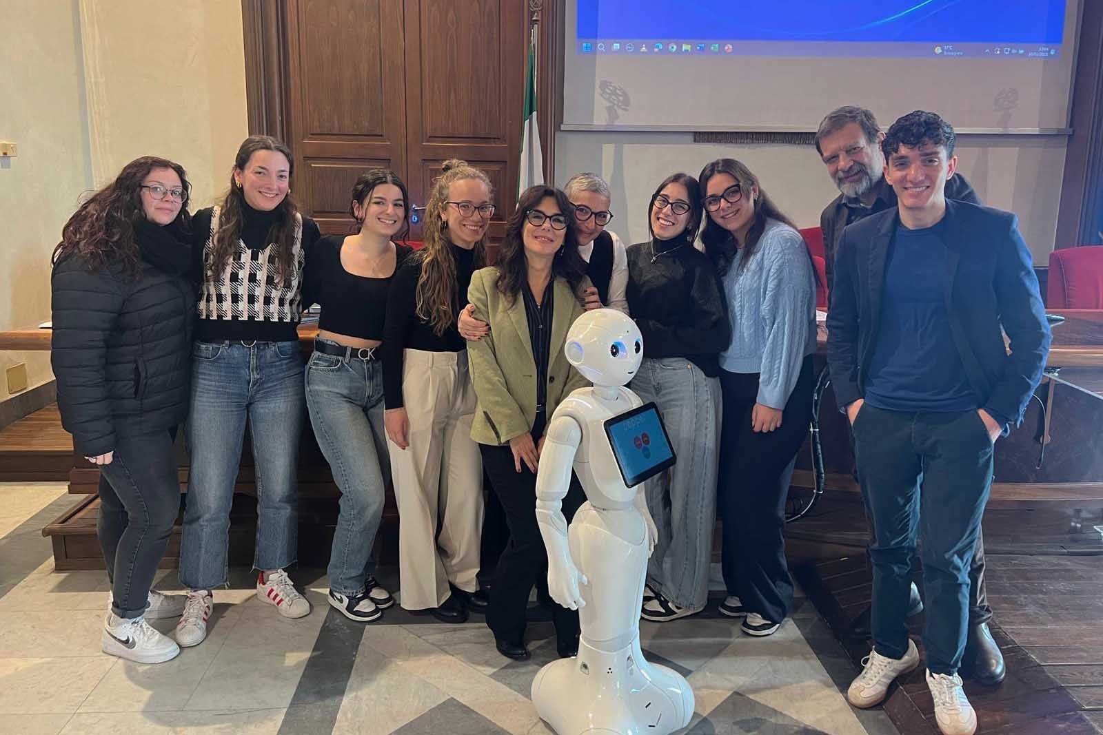 Studenti insieme con alcuni docenti e Pepper