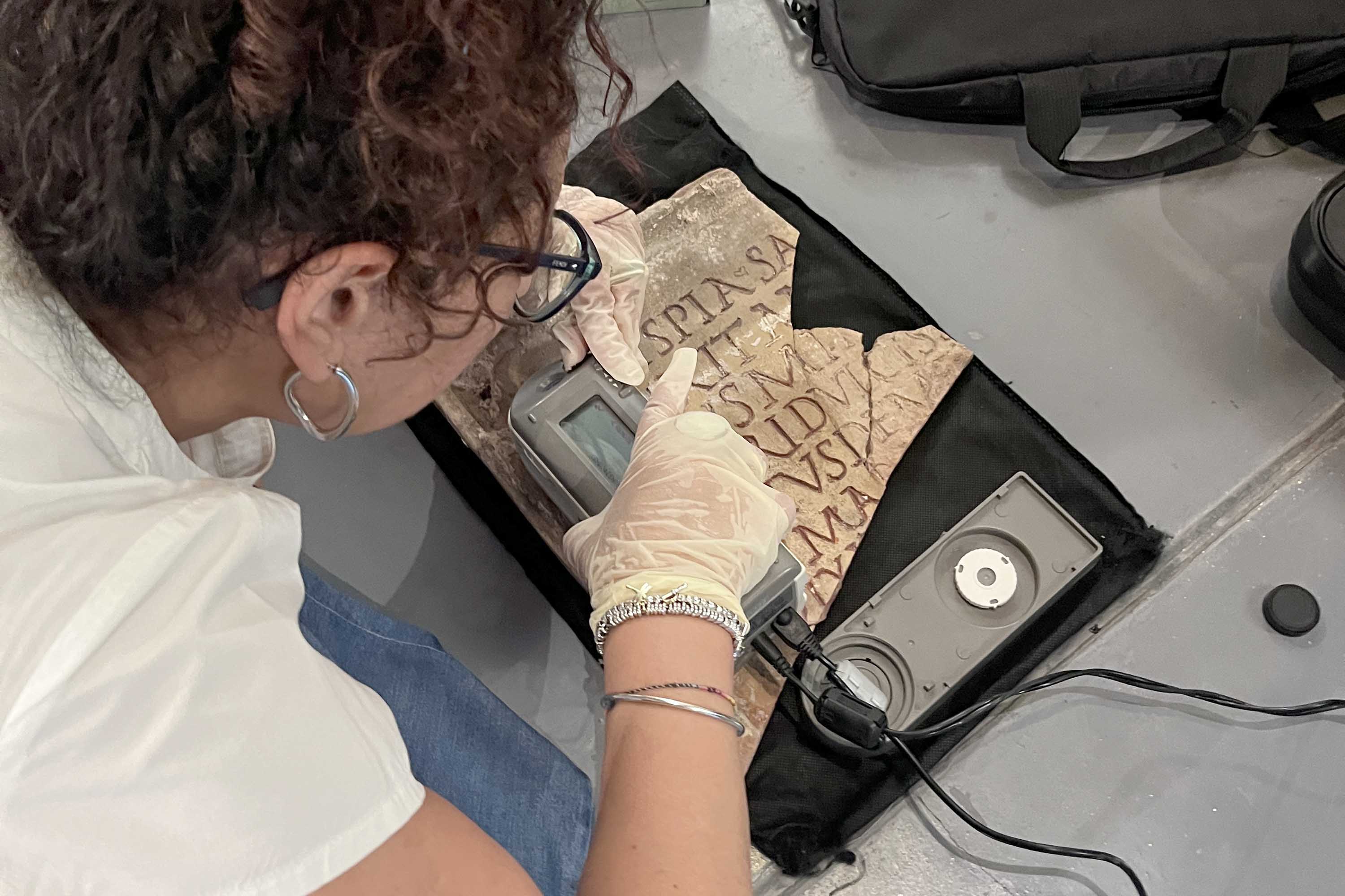 La professoressa Anna Gueli impegnata in un'attività di ricerca