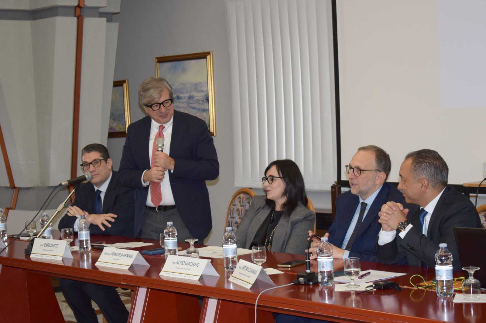 Un momento dell'intervento del rettore Enrico Foti