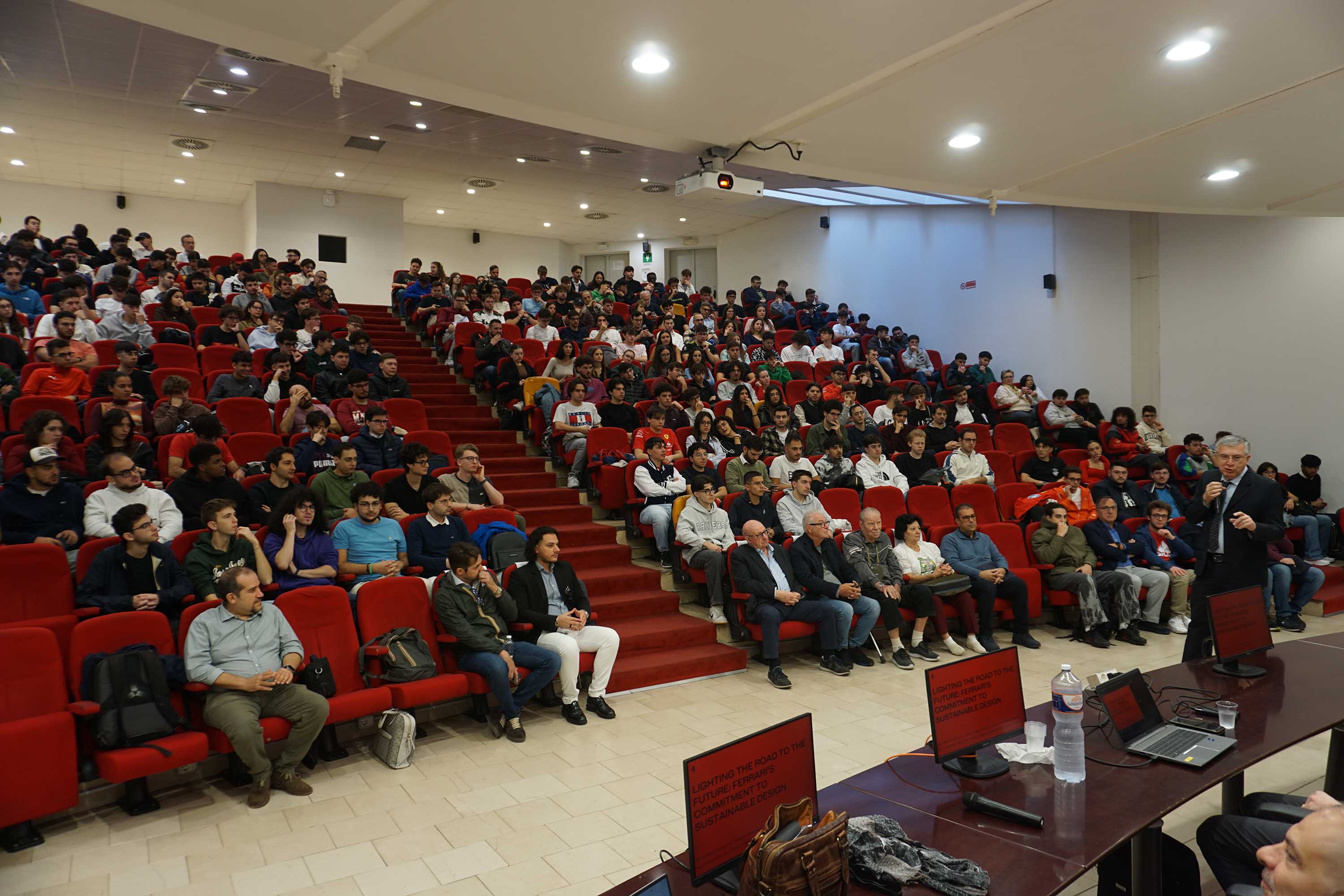 Un momento dell'intervento del prof. Michele Calì