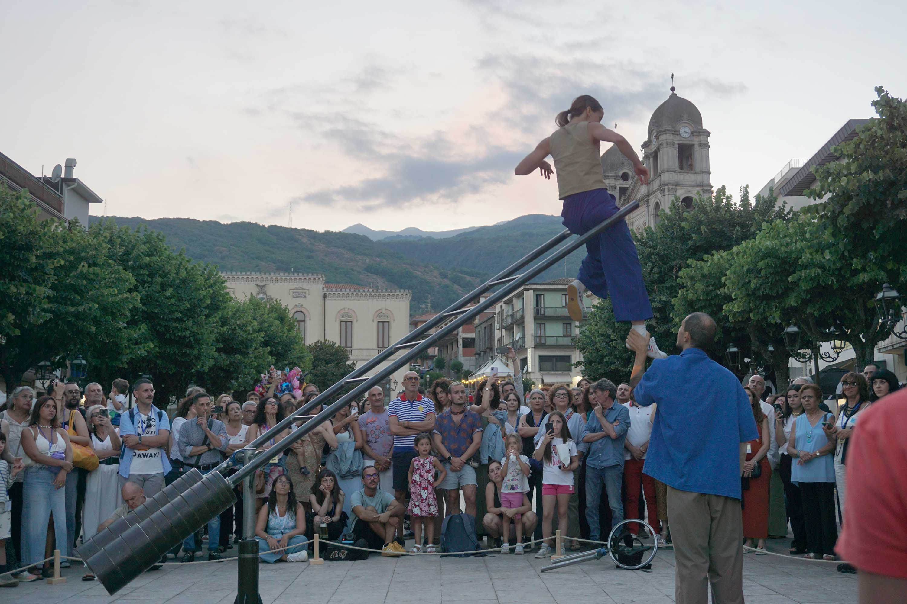 Un momento della rappresentazione Do Birds Dream of Flying in piazza (ph. Valeria Buta)