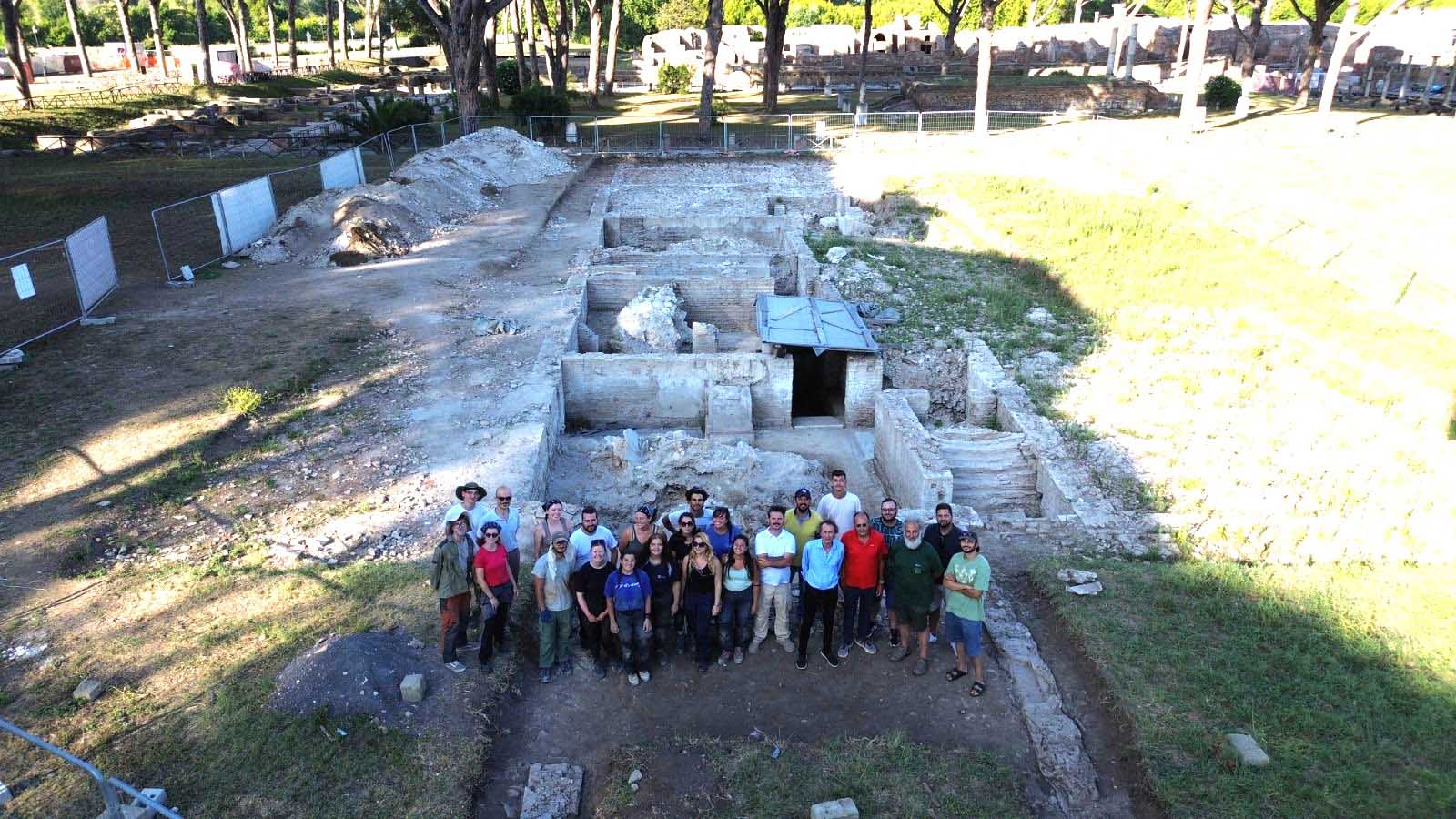 Il Direttore del Parco insieme con gli archeologi ed ai geofisici applicati di UniCT