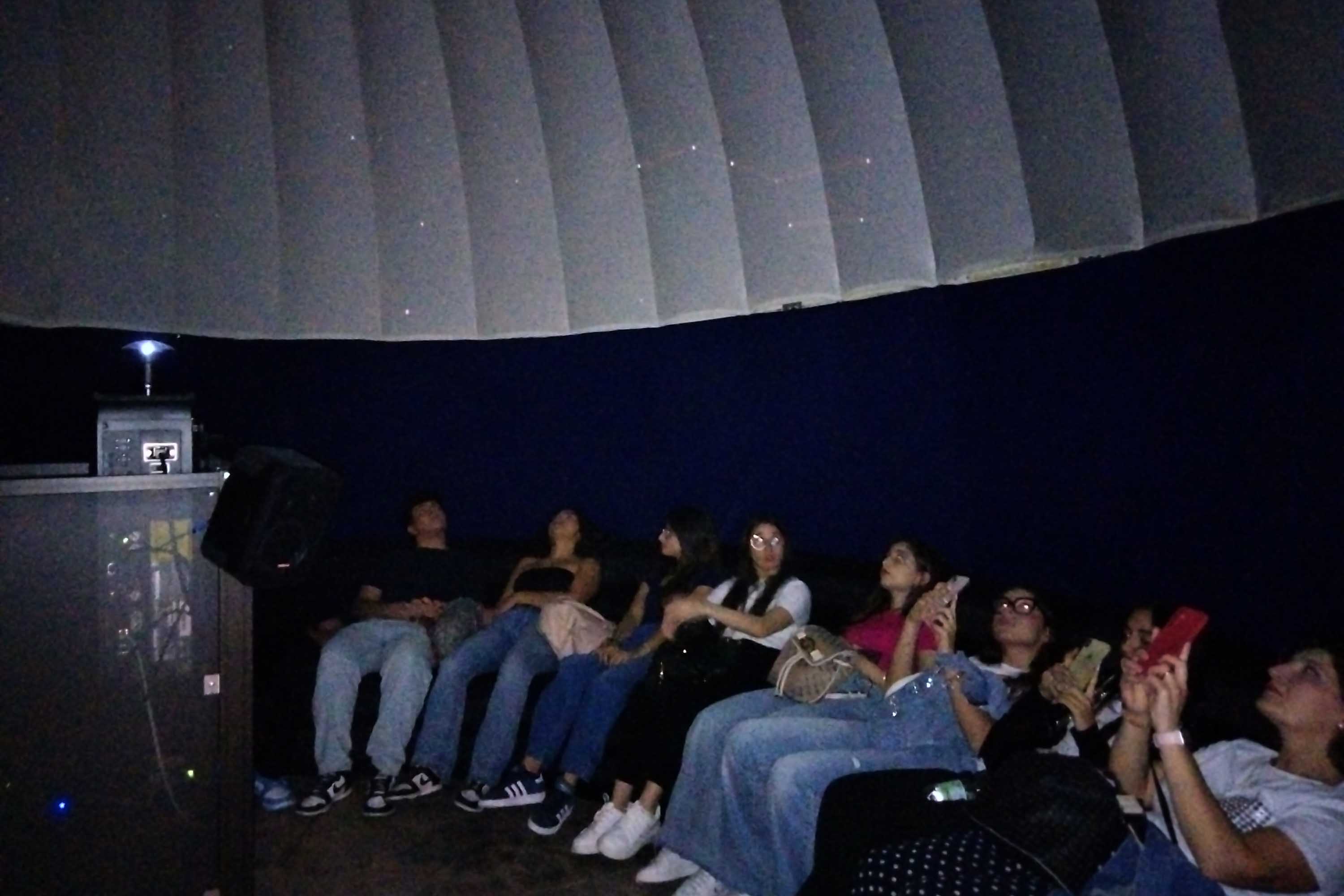 Alcuni studenti dentro il Planetario