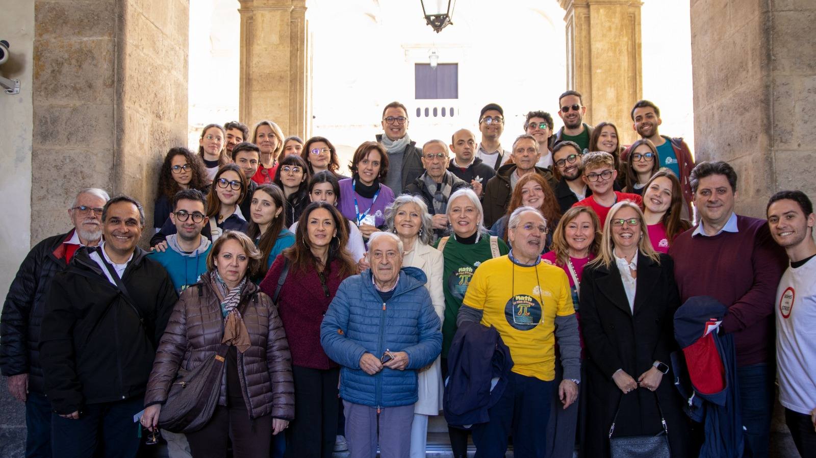 Studentesse e studenti insieme con i docenti e organizzatori