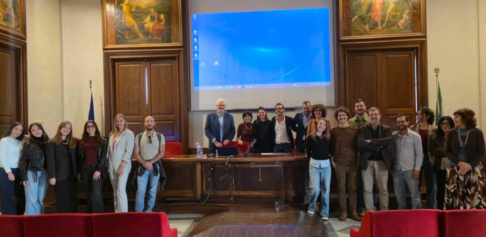 Studenti, studentesse e relatori a conclusione del convegno