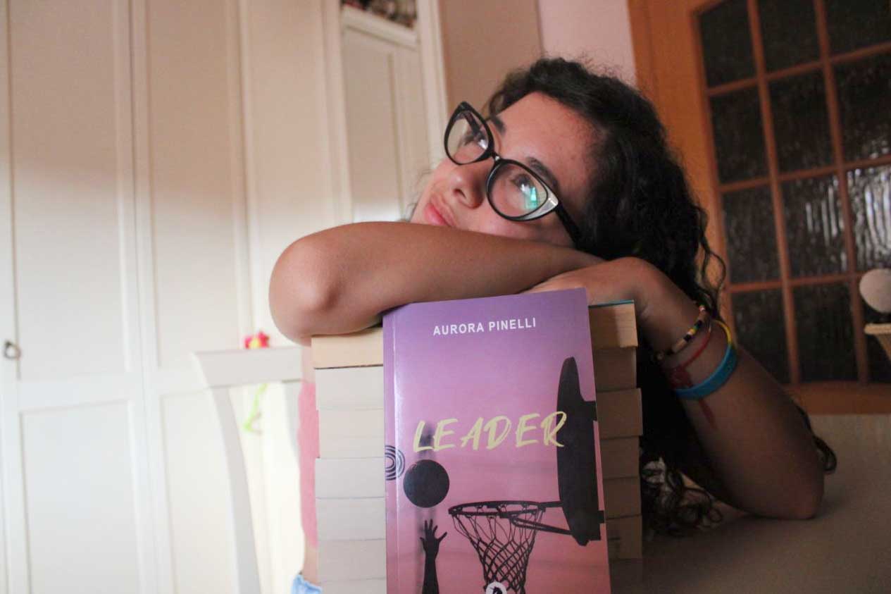 Aurora Pinelli con una copia di "Leader"