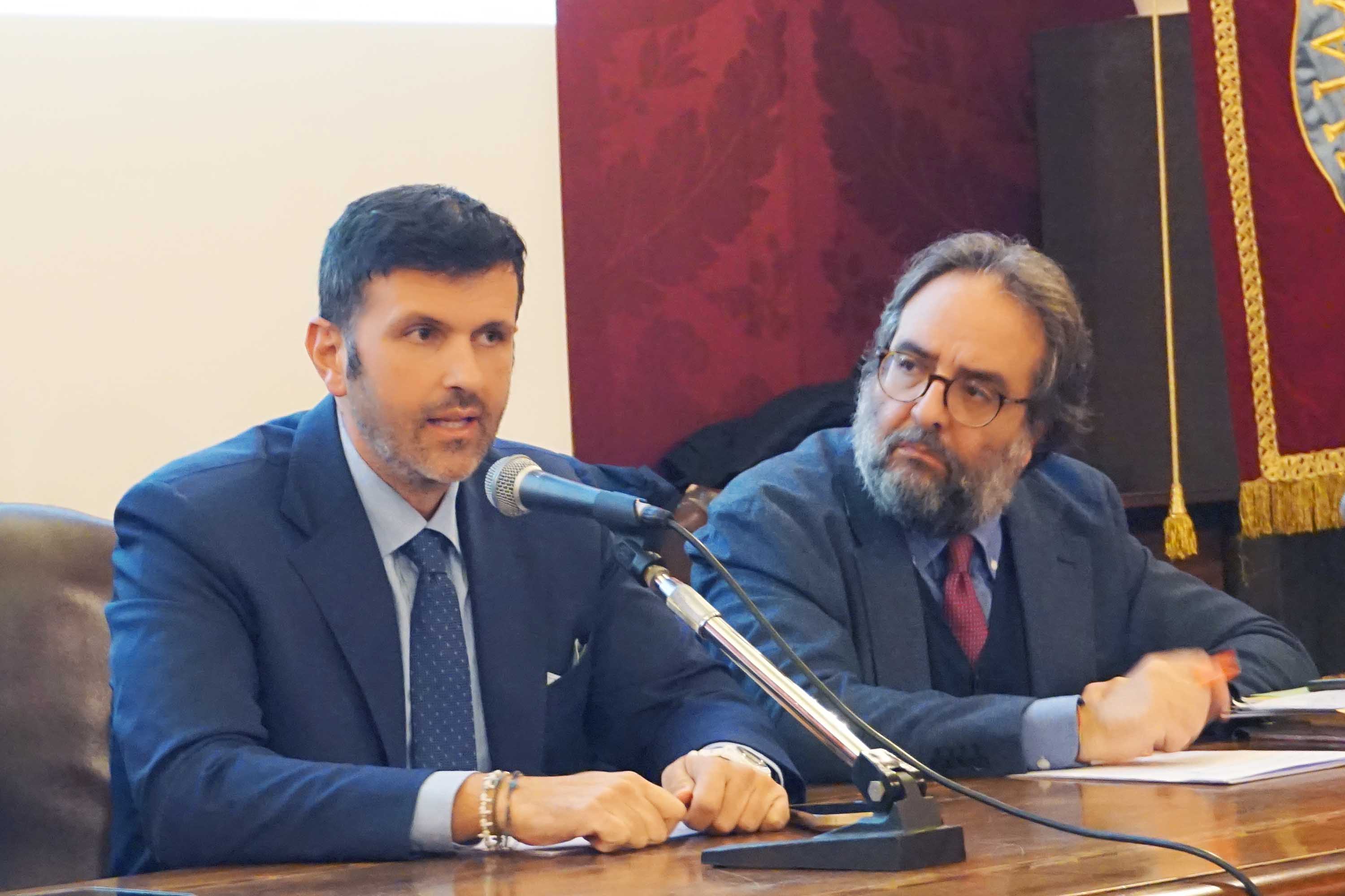 Un momento dell'intervento dell'assessore comunale Carmelo Coppolino, al suo fianco il prof. Carlo Colloca